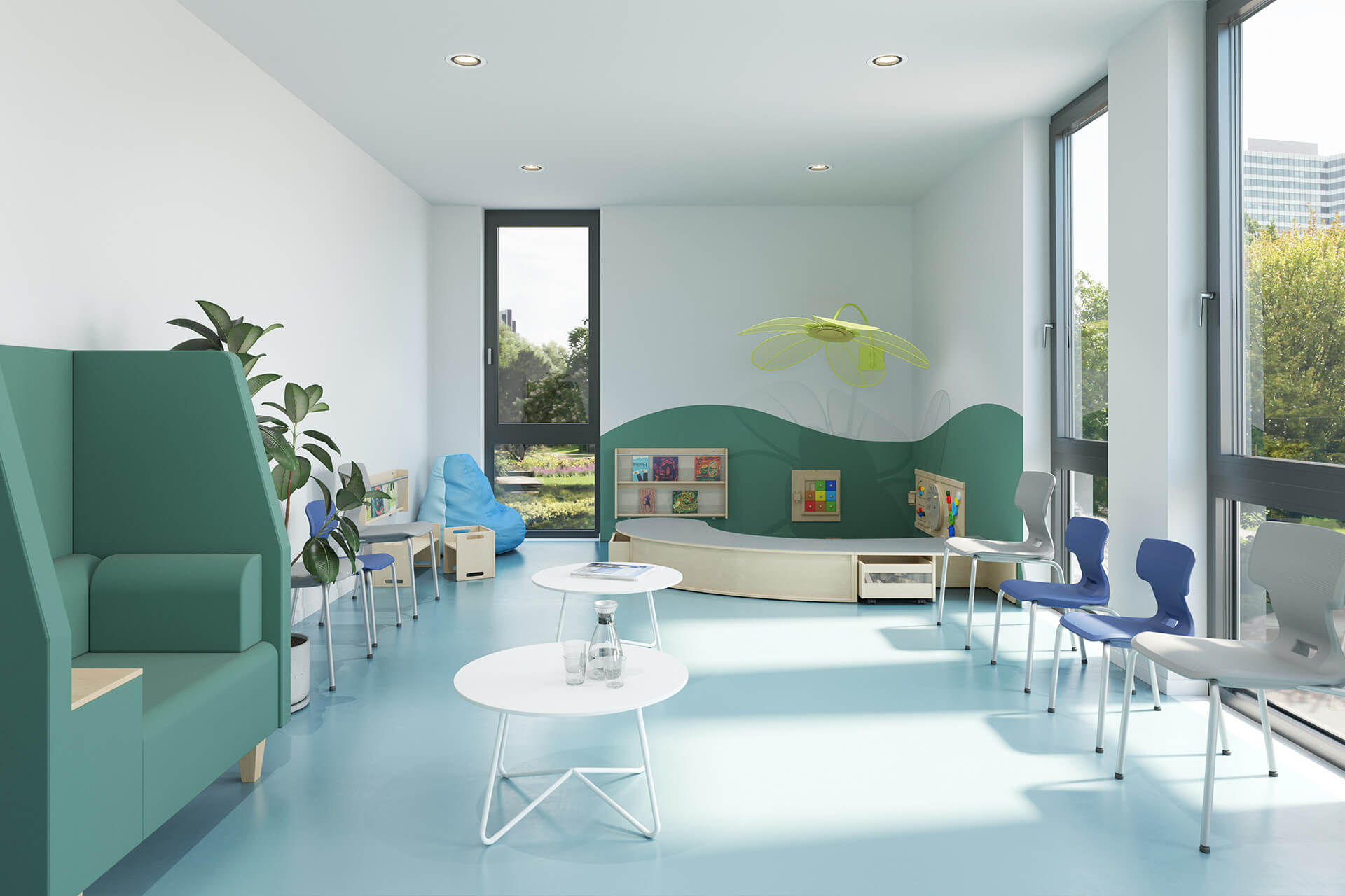 Business | 2 | Image | Healthcare | hellgestalteter Raum mit grüner Wellenwand und blauen Stühlen vor Fenster