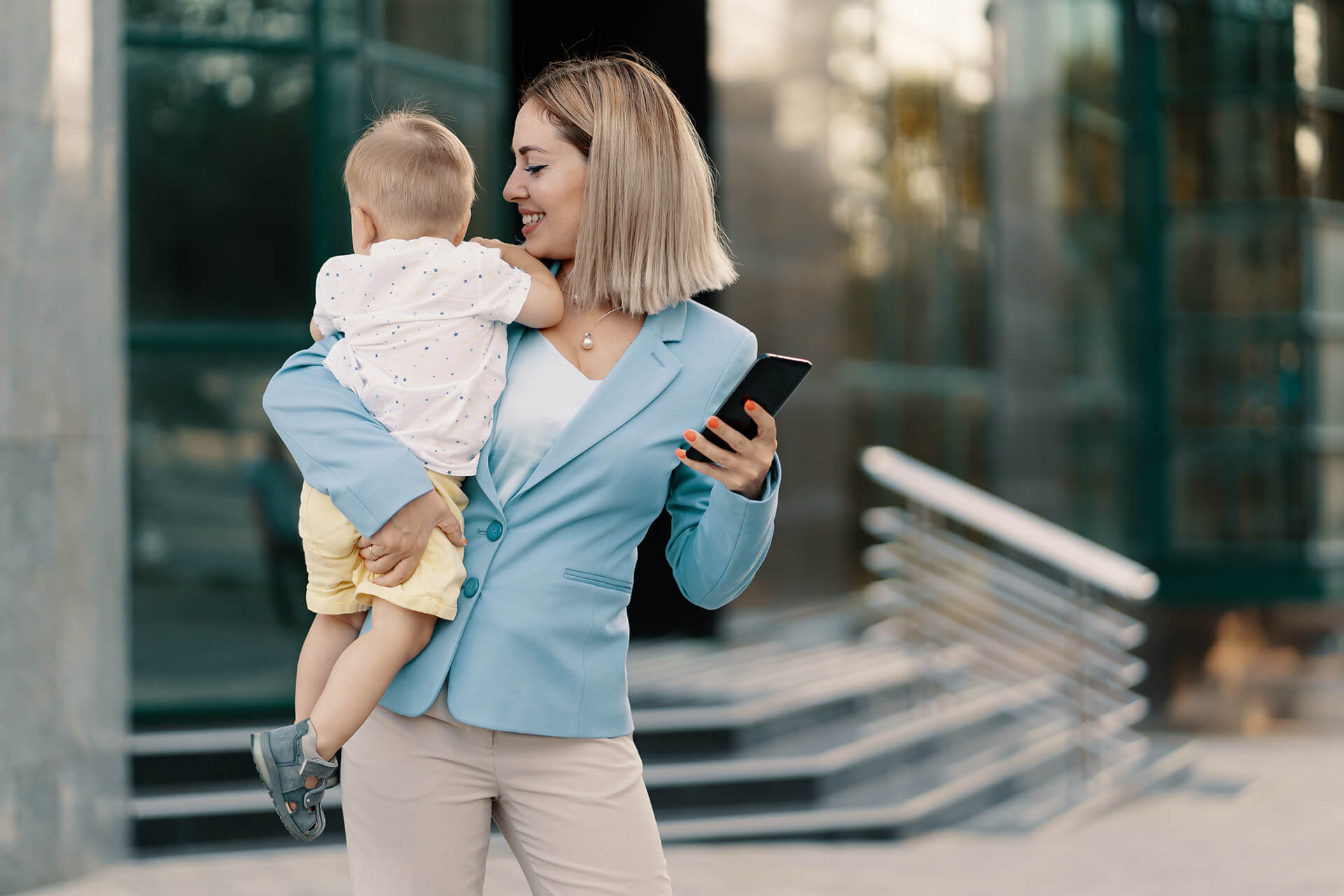 Work | 2 | Image | passenden Lösungen | Geschäftsfrau im blauen Anzug mit Baby 