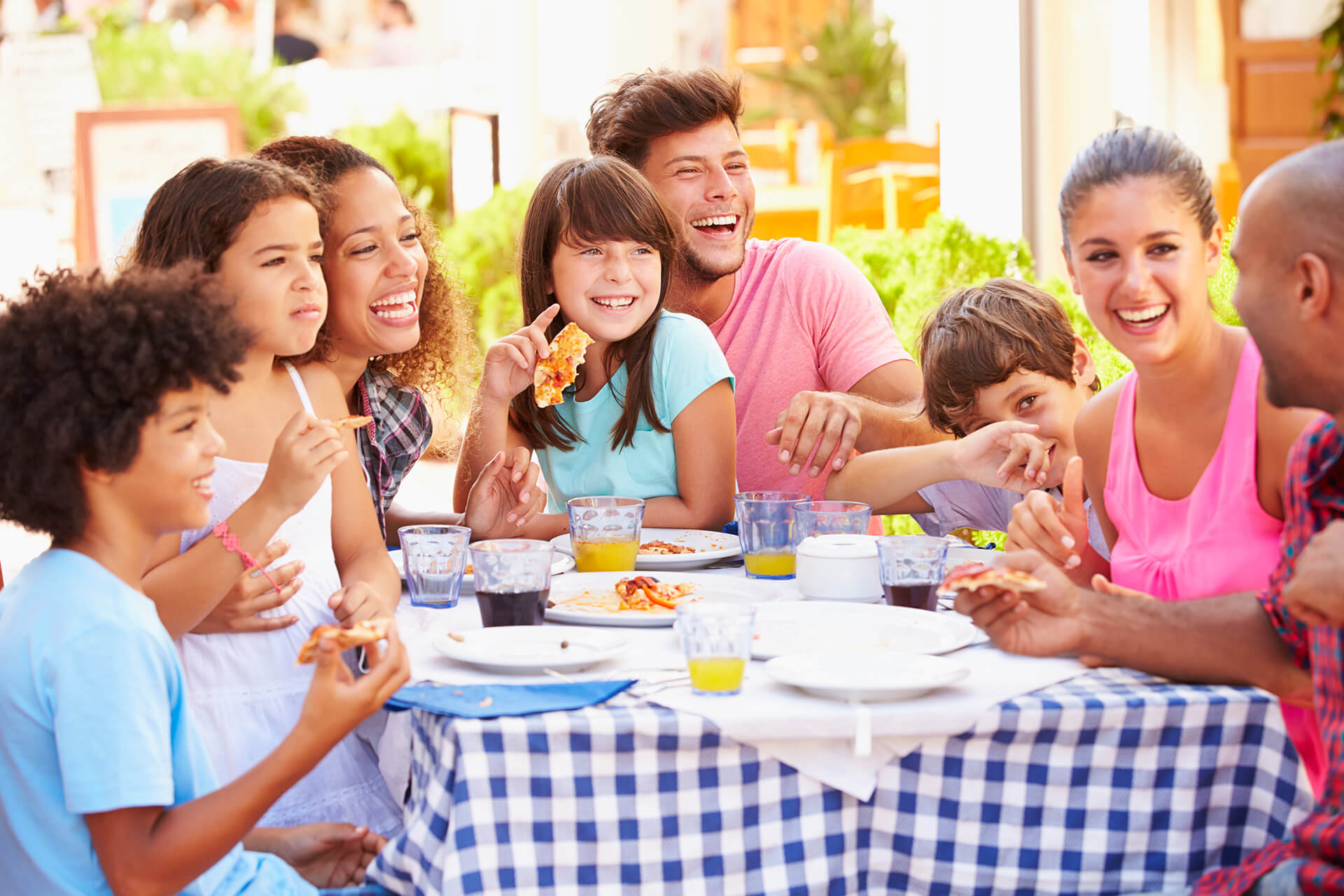 Hospitality | 2 | Zwei Familien essen gemeinsam in einem Restaurant im Freien