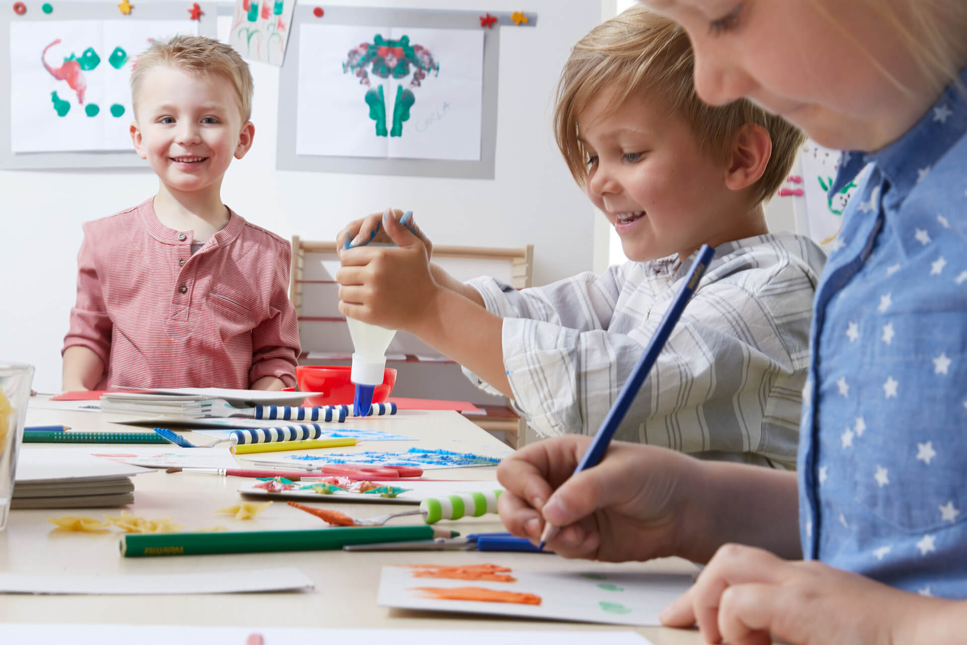 Education | Kindergarten | 2 | Image | Kreativ | Kinder malen am Tisch