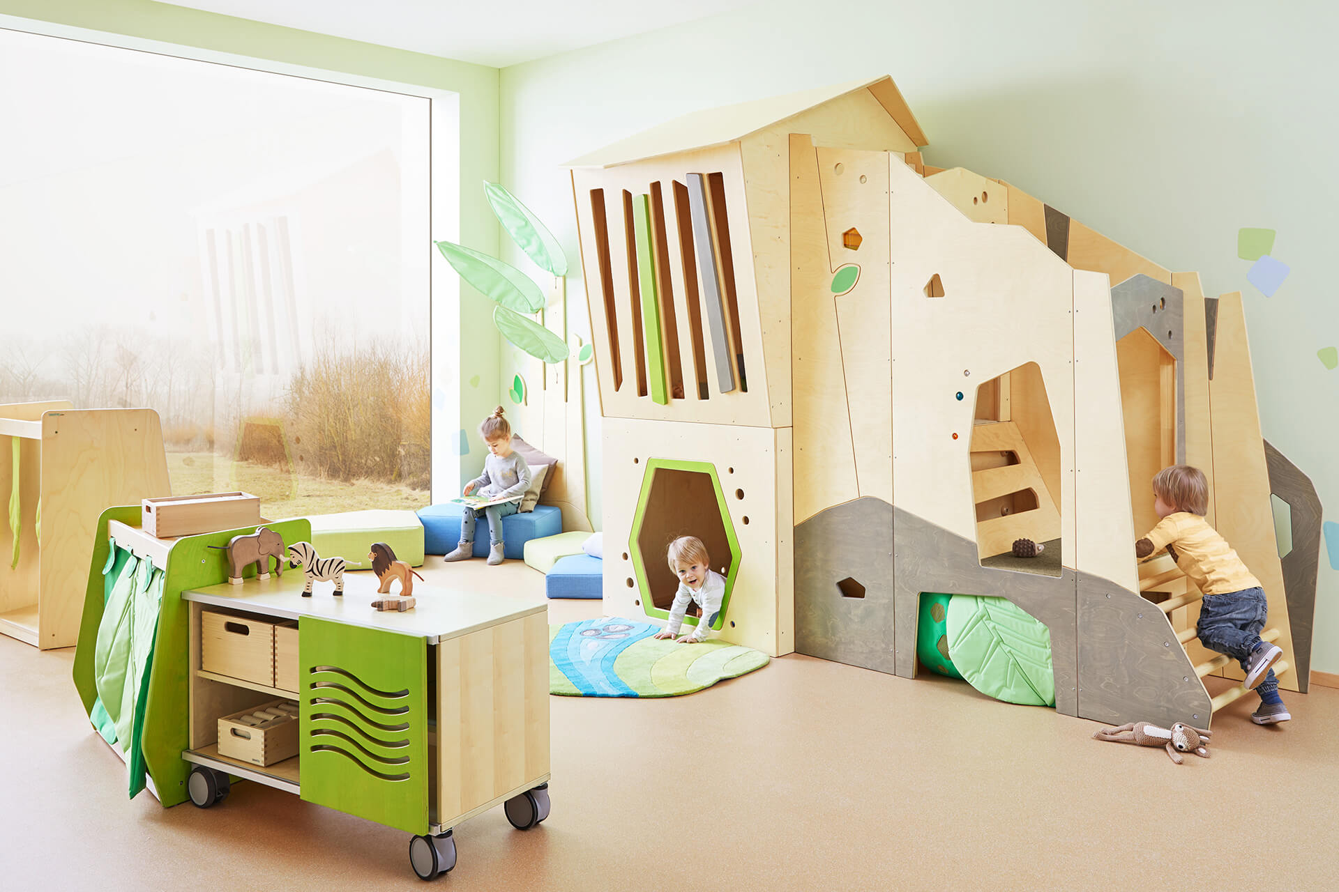 Education | Krippe | 2 | Image | Möbel und Raumgestaltung | Kleinkinder spielen in einer Grow.upp Spiellandschaft 