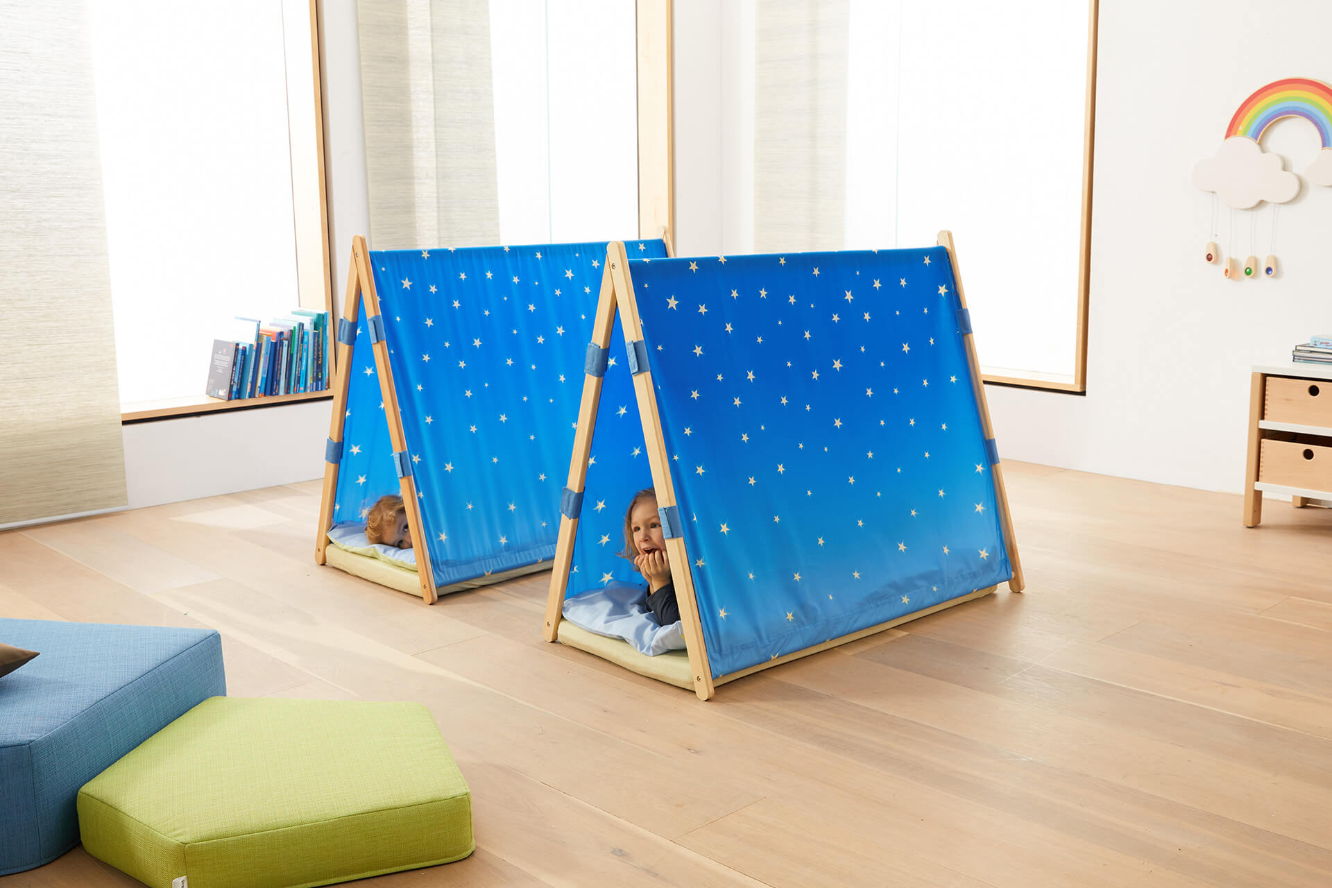 Schlafraum | Kuschel- & Rückzugsecken | Kinder liegen in blauen Zelten, die im Raum auf dem Boden stehen