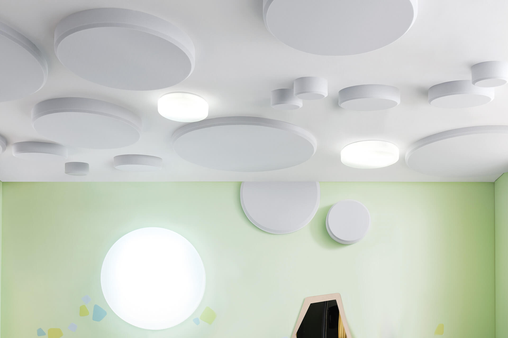 Schlafraum | 2 | Schallschutz | Weiße Raumdecke mit runden Schallschutz-Platten und runden Lampen