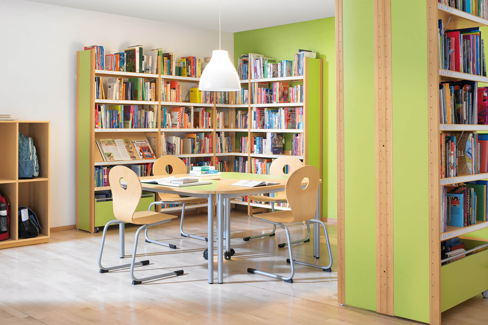 Bibliothek | Bibliothek mit einem Tisch und 4 Stühlen