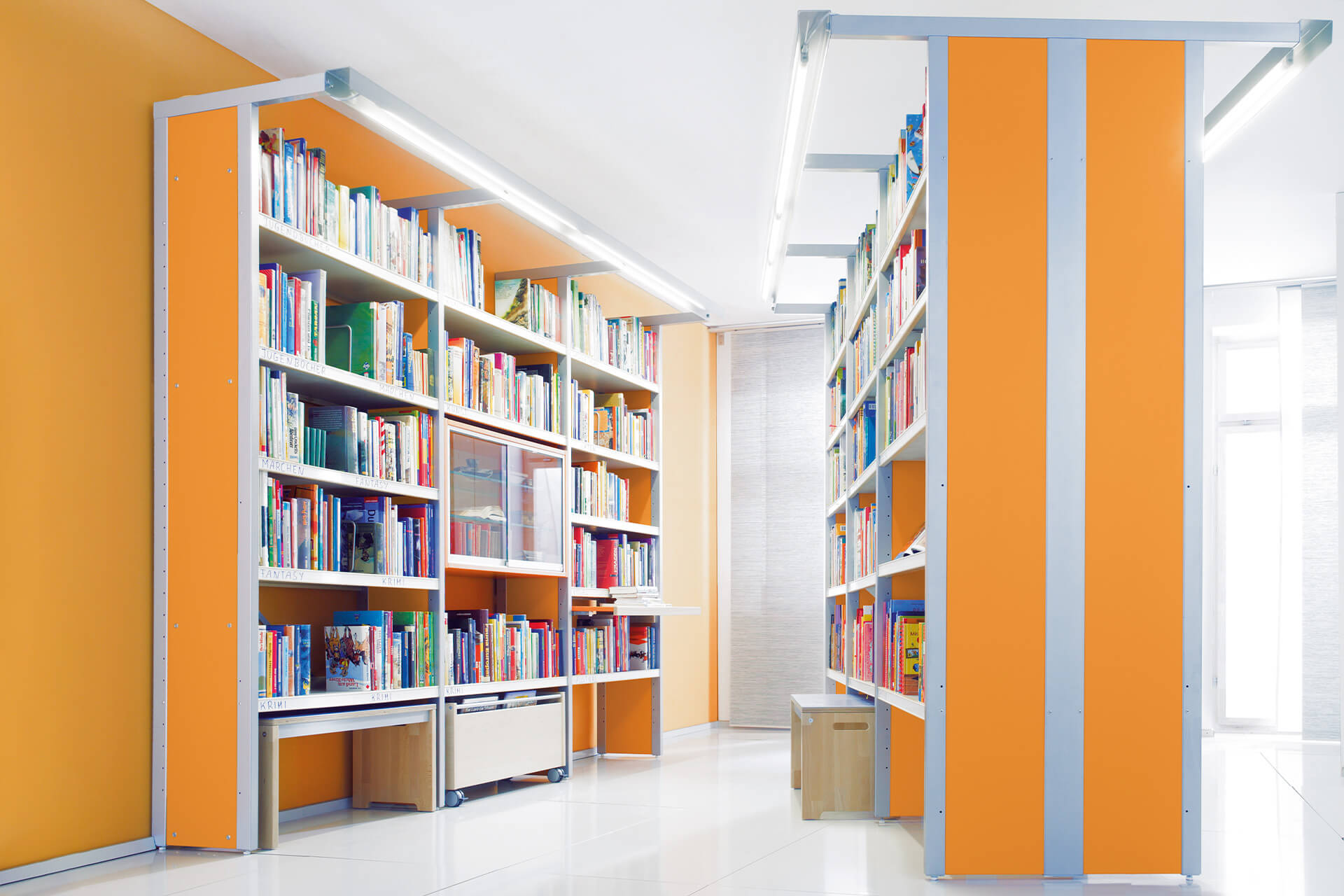 Bibliothek | Grid | 2 | Regale | Bibliothek mit orangen Regalschränke mit Büchern