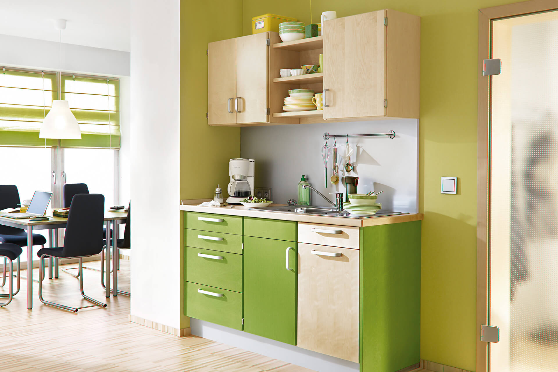 Lehrerzimmer | Küche | Küchenzeile mit grünen und buche Türen