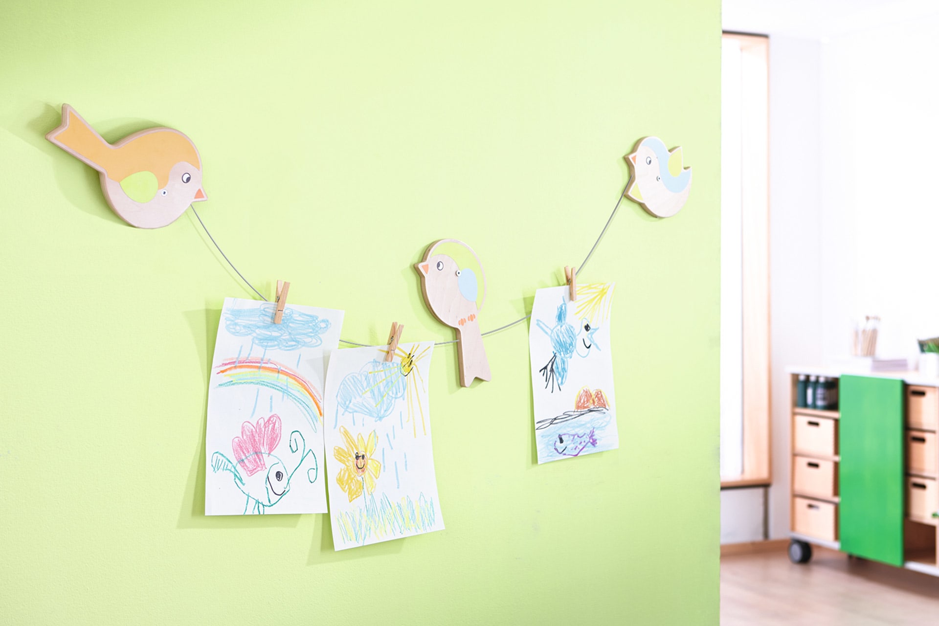 Indoor-Spielplatz | 5 Produkt-Tipps | Bilderleine mit Vögel und Bildern  hängt an einer gelben Wand