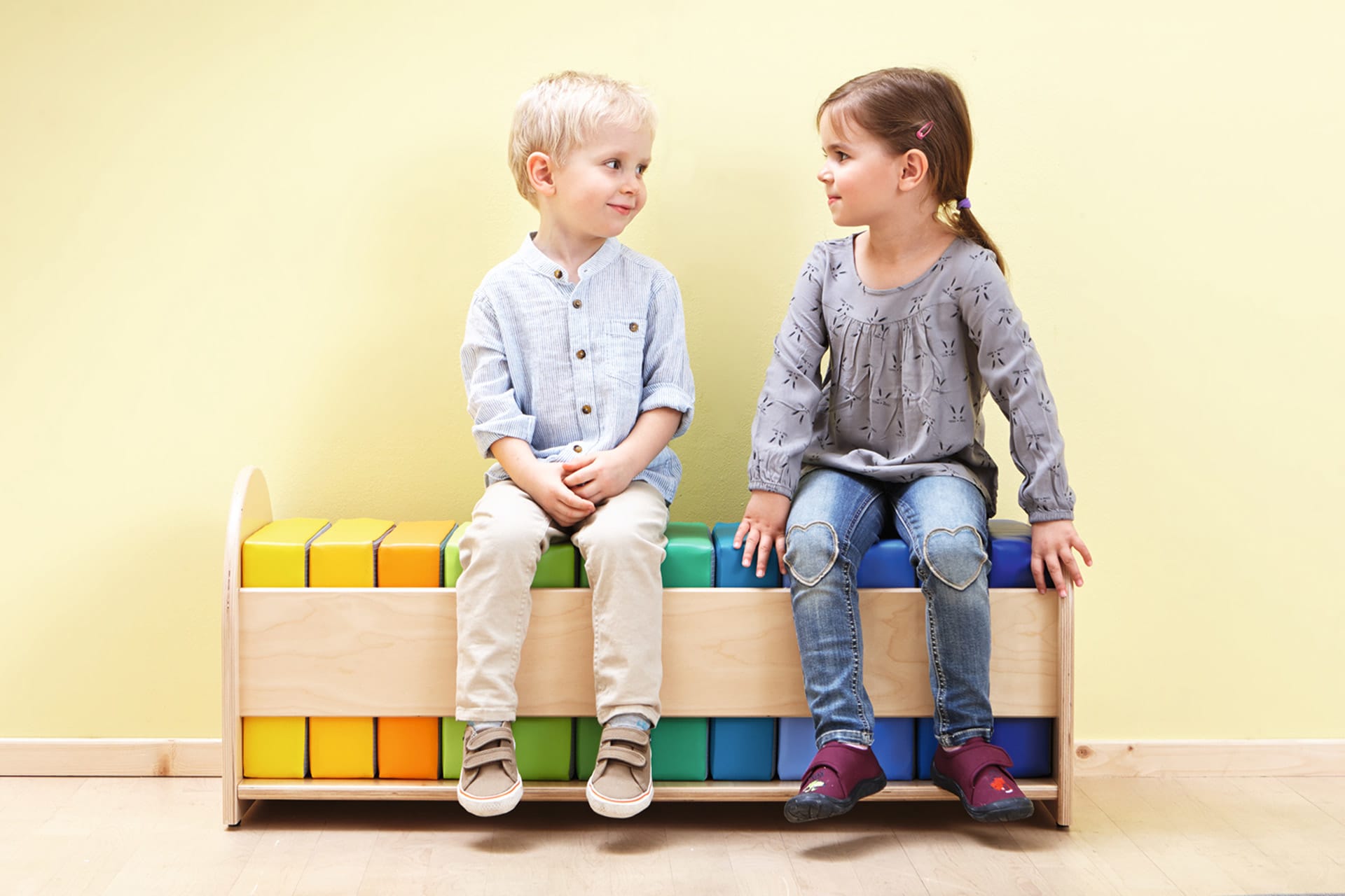 Indoor-Spielplatz | 5 Produkt-Tipps | Multifunktionale Sitzgelegenheiten | Kinder sitzen auf Sitzkissenbank