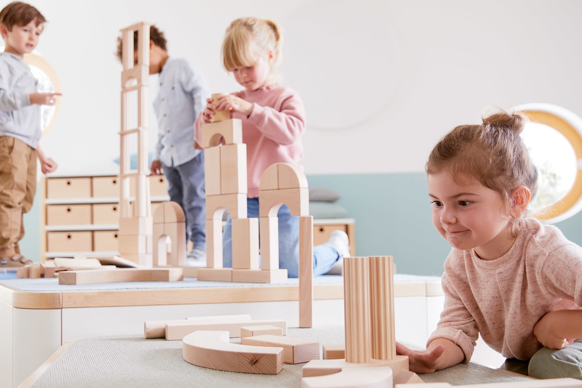Indoor-Spielplatz | 5 Produkt-Tipps | Kinder spielen mit Holzbausteinen