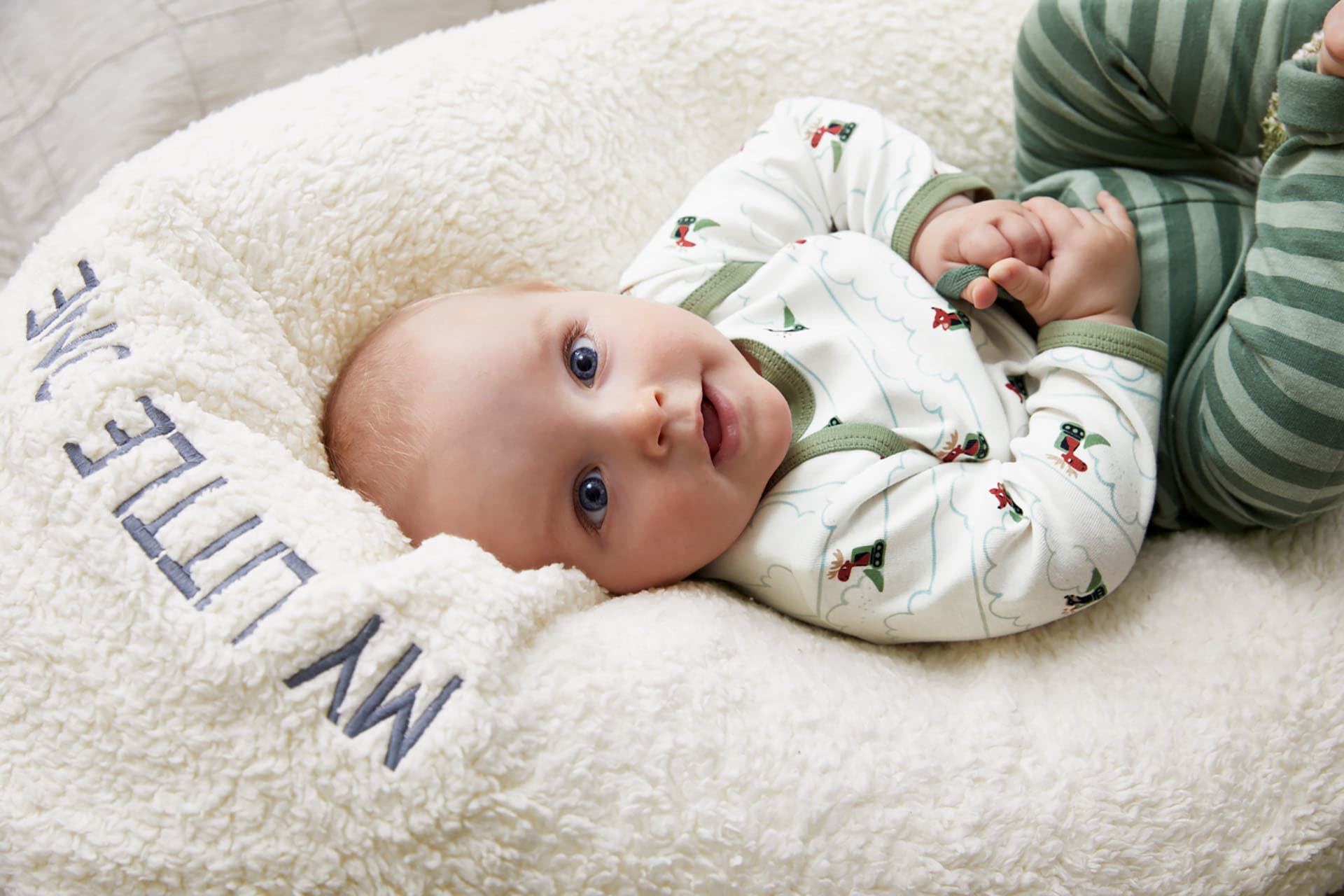 Baby schlafen | Baby auf Schlafkissen