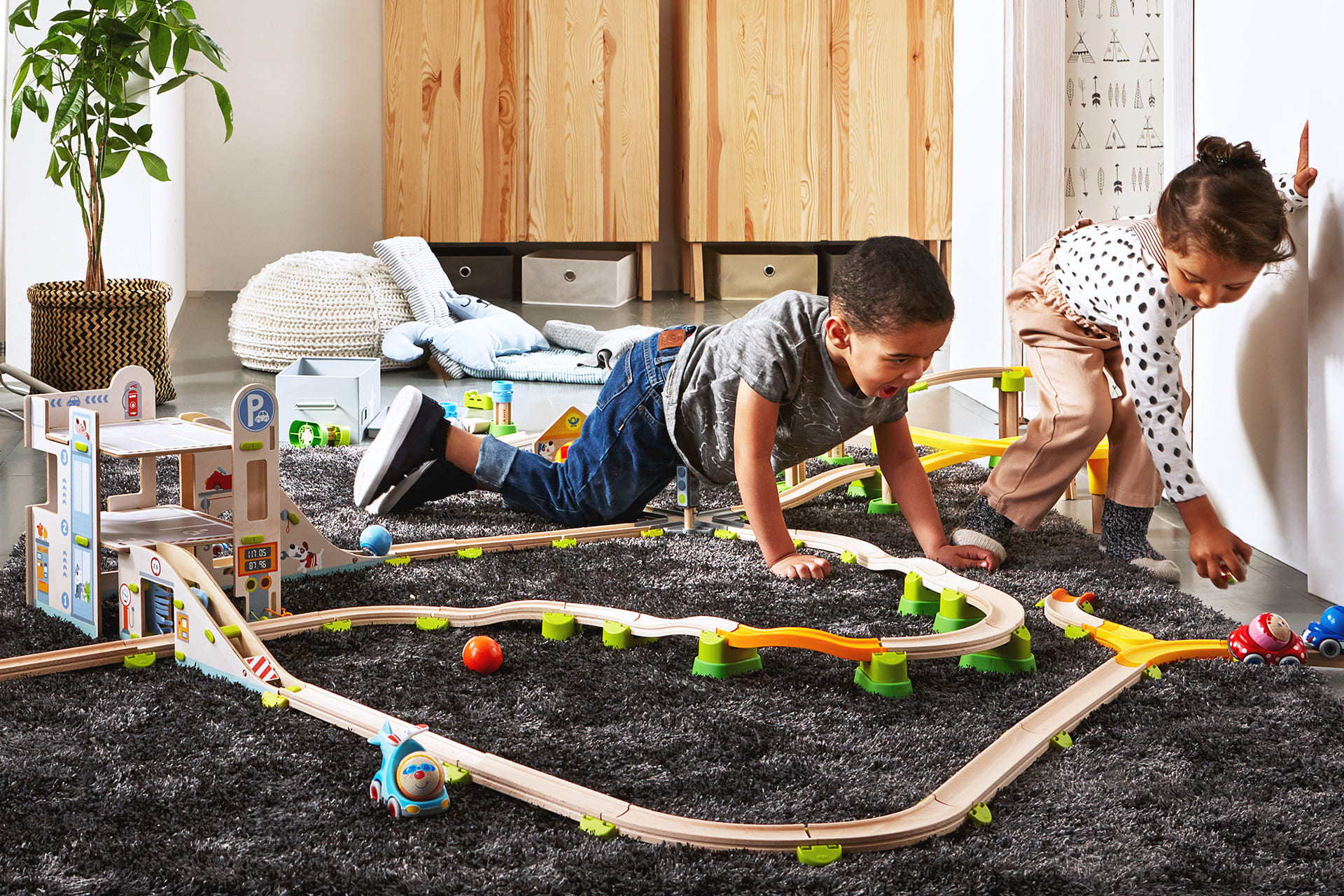 Kugelbahn | Junge und Mädchen spielen mit der Haba Kullerbü Bahn 