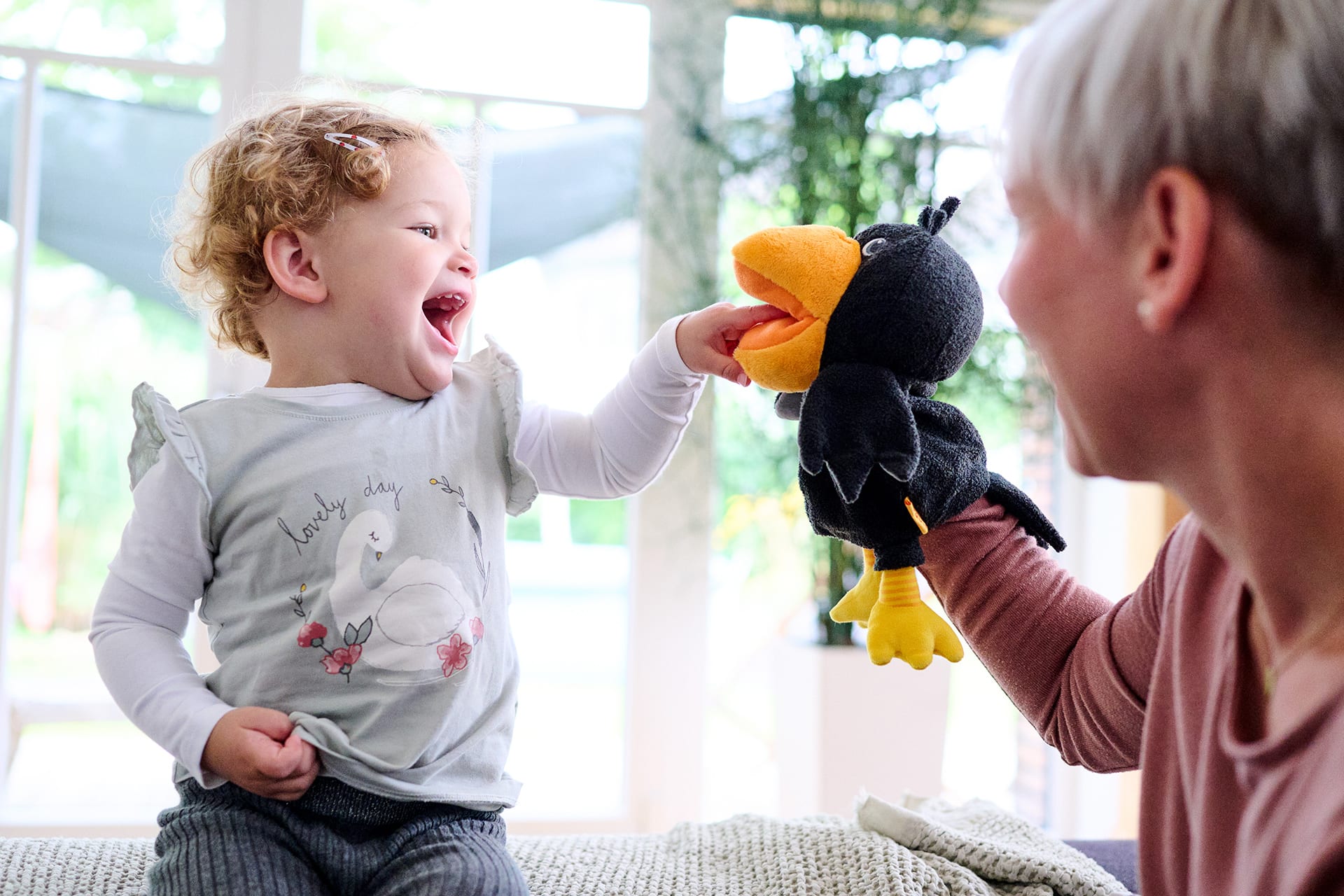 HABA Obstgarten | Kind lacht Stoffpuppe Rabe