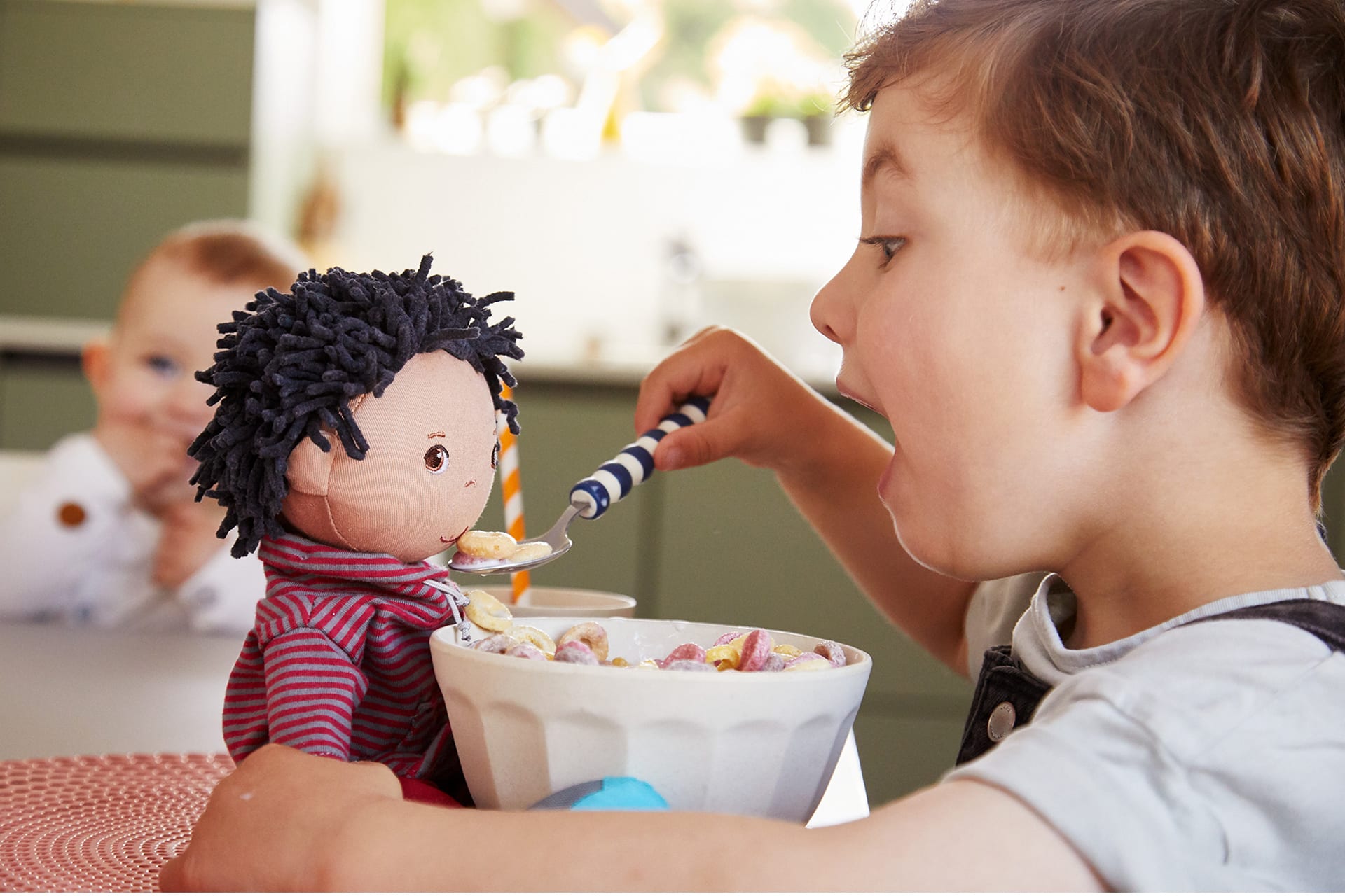 Puppenfreu(n)de für jedes Kind | Kind füttert seine Puppe