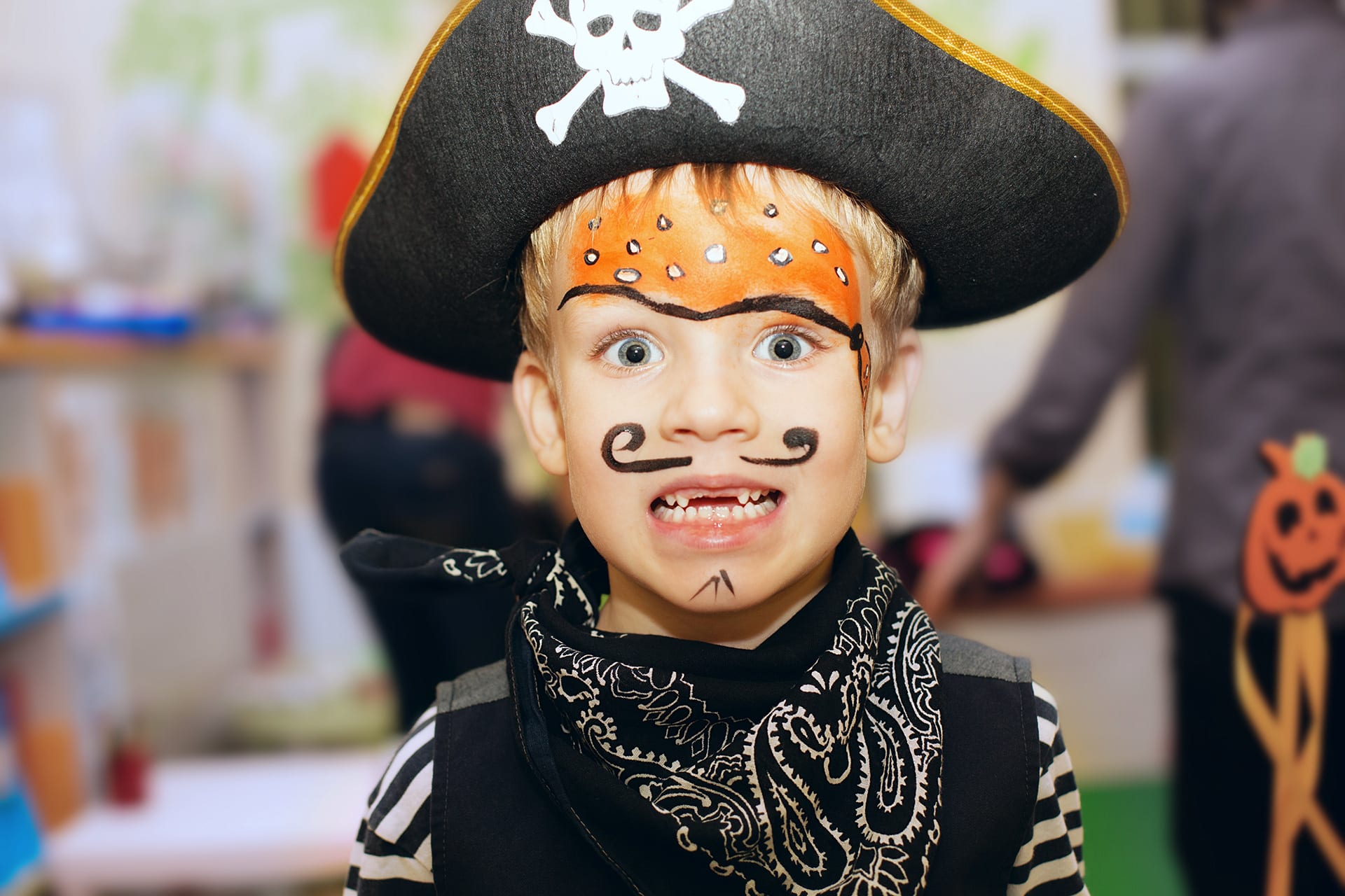 Faschings schminken | Image | Junge mit Piratenhut, Gesicht mit Schnurrbart und Tuch geschminkt