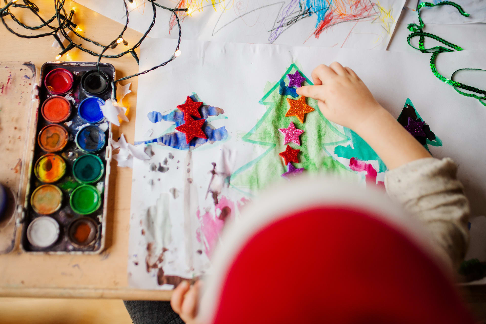  Weihnachtsgeschenke mit Kindern basteln | Kind malt mit Wasserfarbe