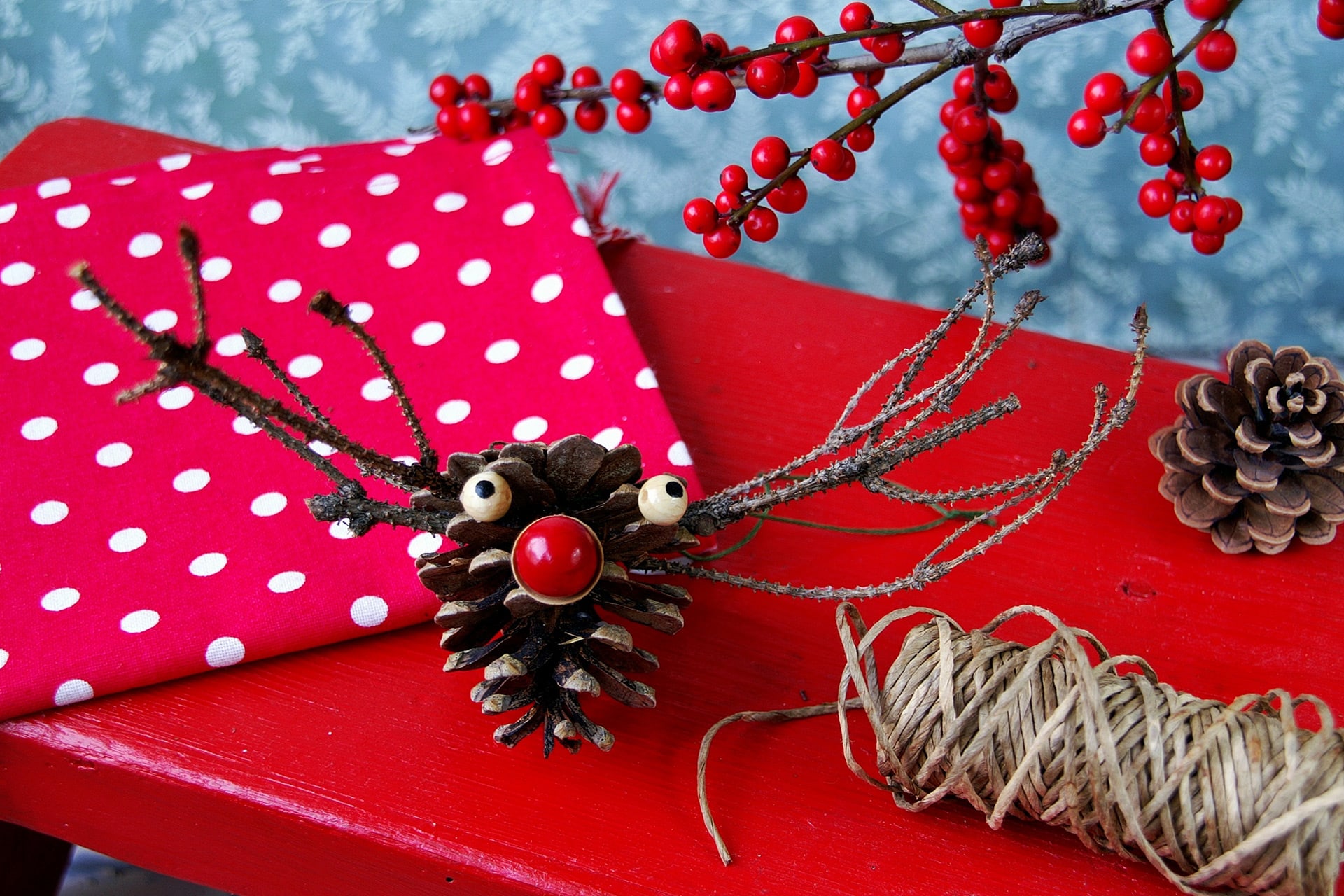  Weihnachtsgeschenke mit Kindern basteln | Elch aus Kordel und Tannenzapfen