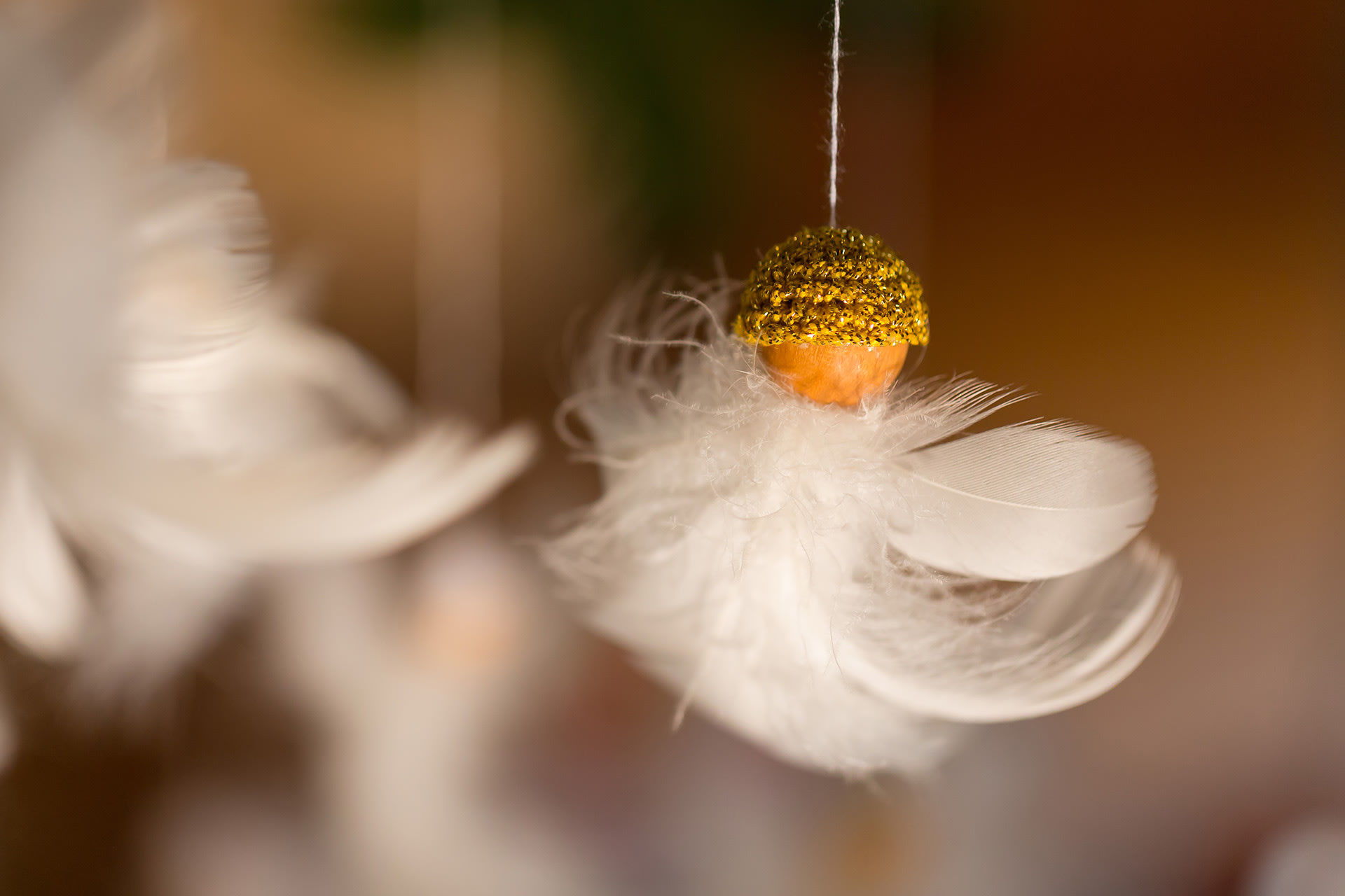  Weihnachtsgeschenke mit Kindern basteln | Baumanhänger Engel aus weißen Federn