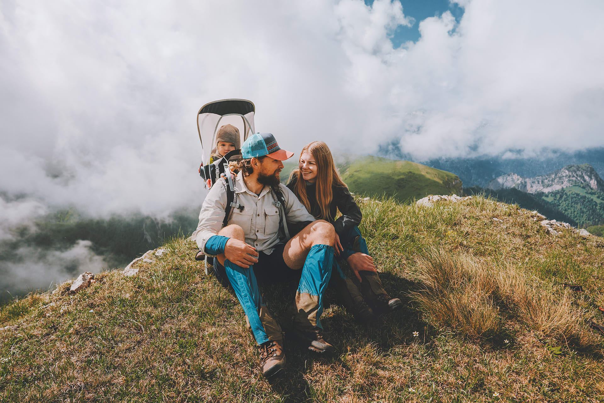 Wandern mit Kindern | Familie hat Spaß in den Bergen
