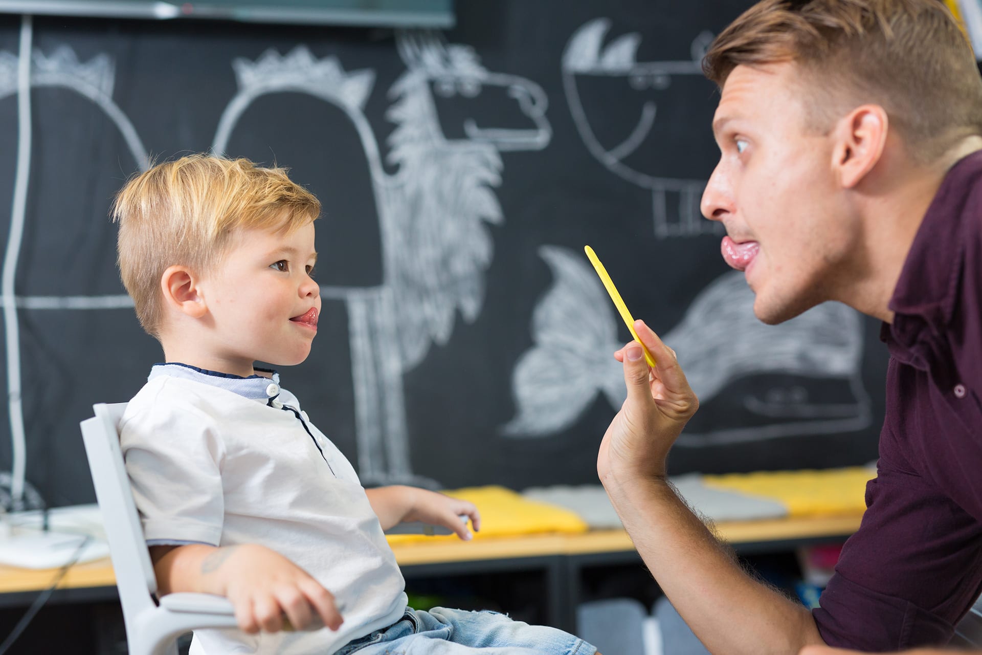Sprachförderung | Kleiner Junge bei einer Sprachtherapeutensitzung