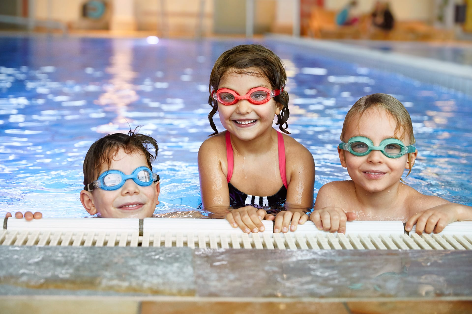  Schwimmen lernen | Kinder schauen aus Schwimmbadbecken raus