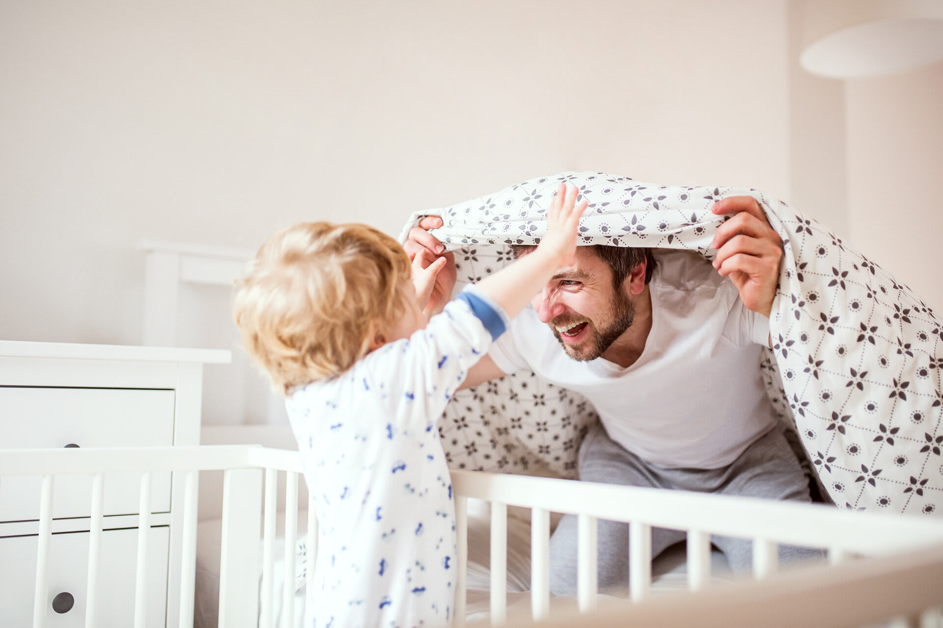 Rituale für Babys & Kleinkinder | Vater mit einem Kleinkind Jungen Spaß im Schlafzimmer zu Hause vor dem Schlafengehen