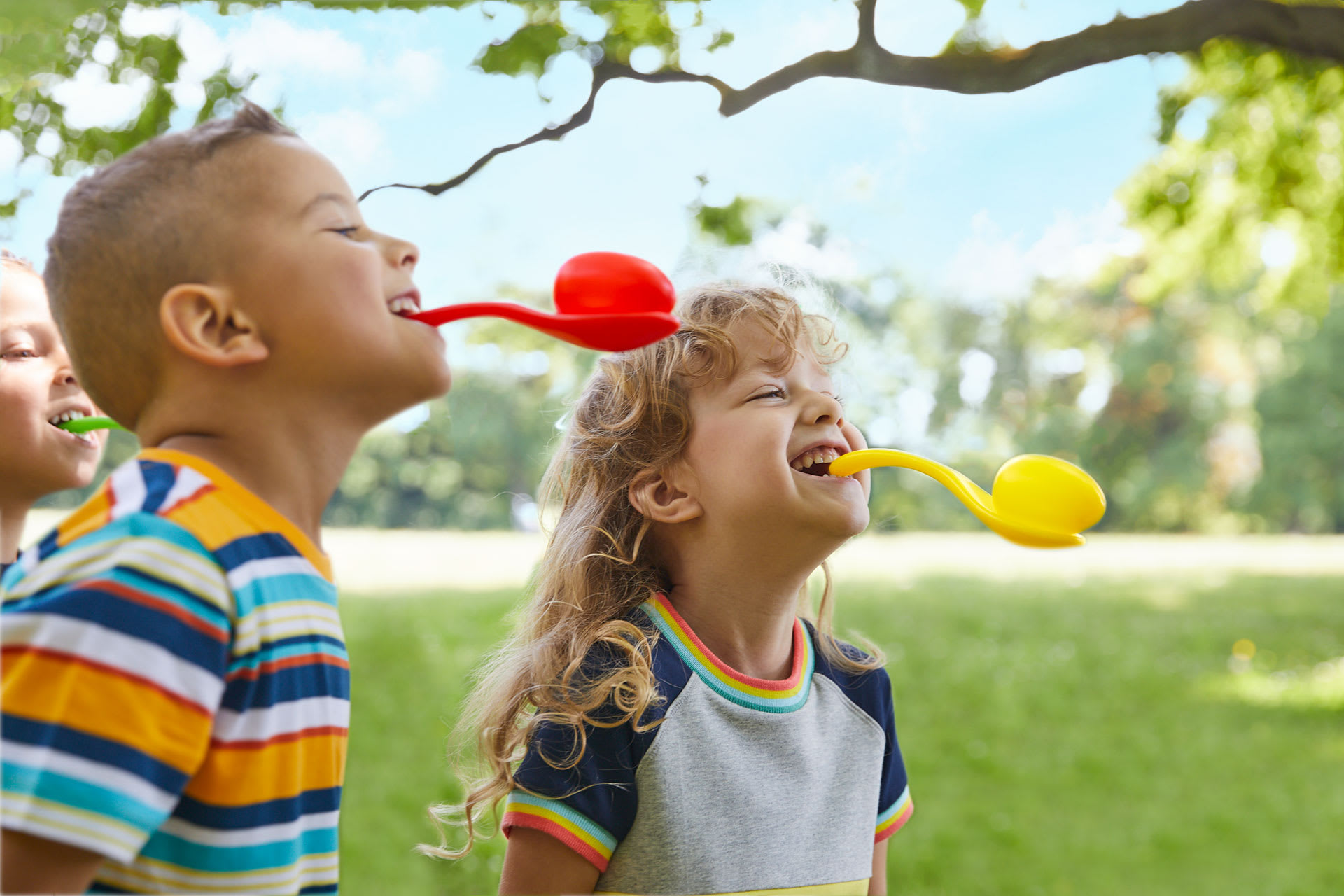 Bewegungsspiele Kinder | Kinder spielen im Garten