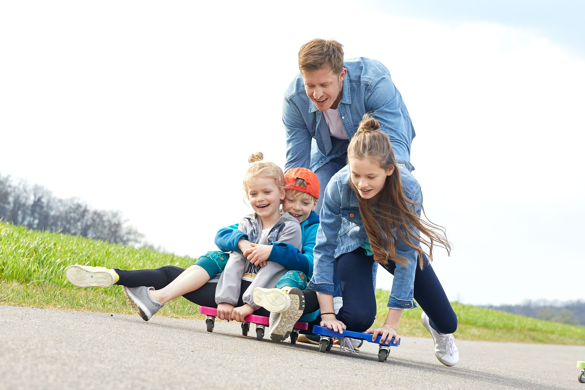 Familienspiele | Vater mit Kindern am Strand