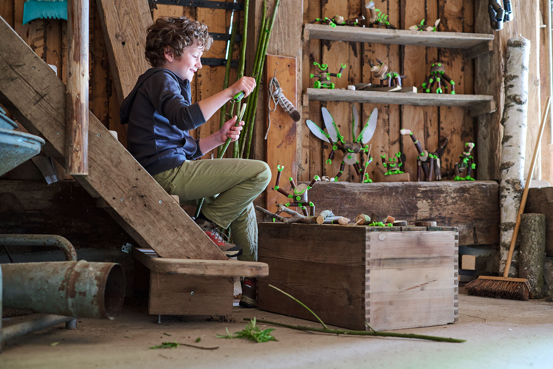  Herbstspiele mit Kindern | Junge schnitzt etwas aus einem Ast