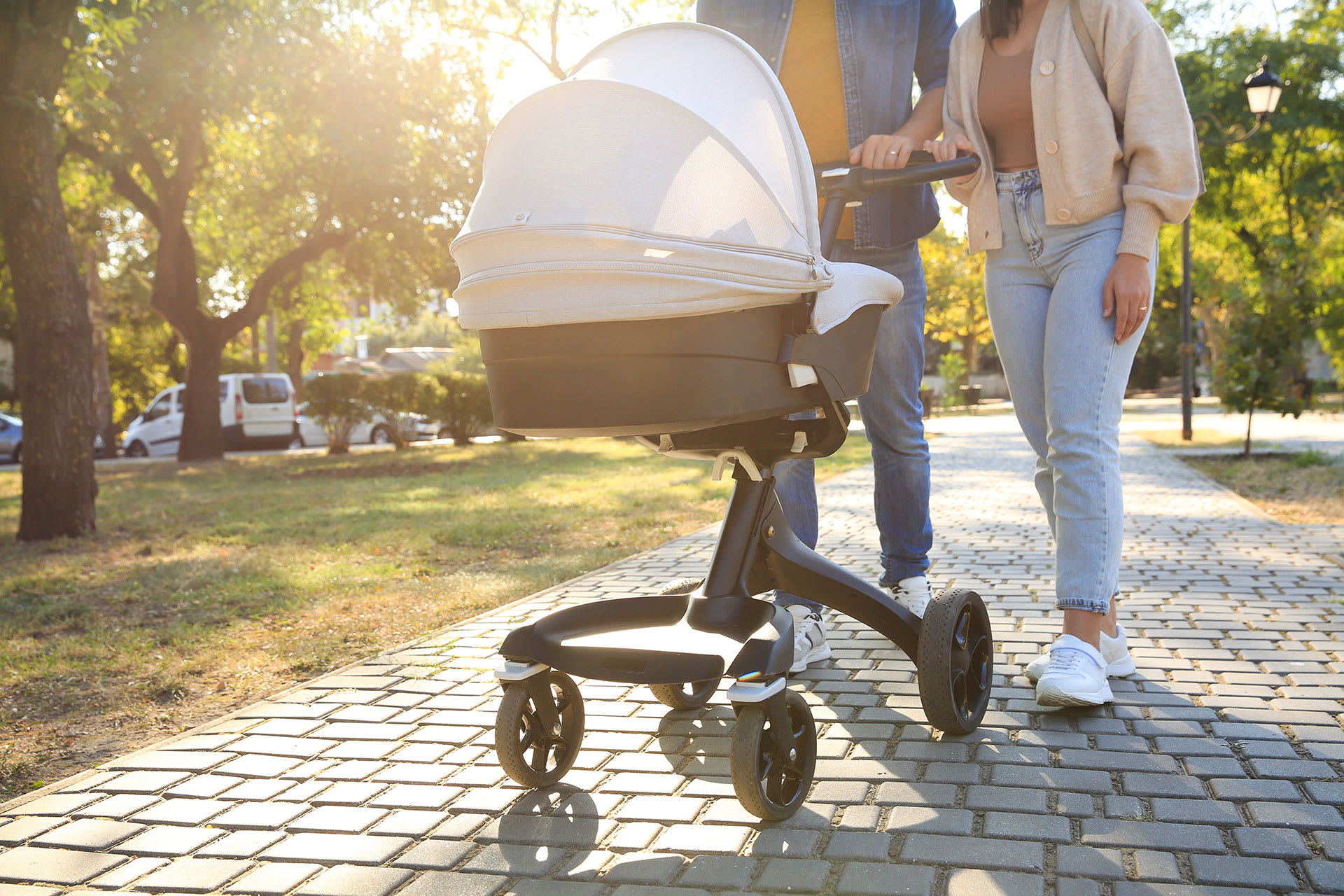 Baby anziehen im Sommer | Baby unter einem Tuch