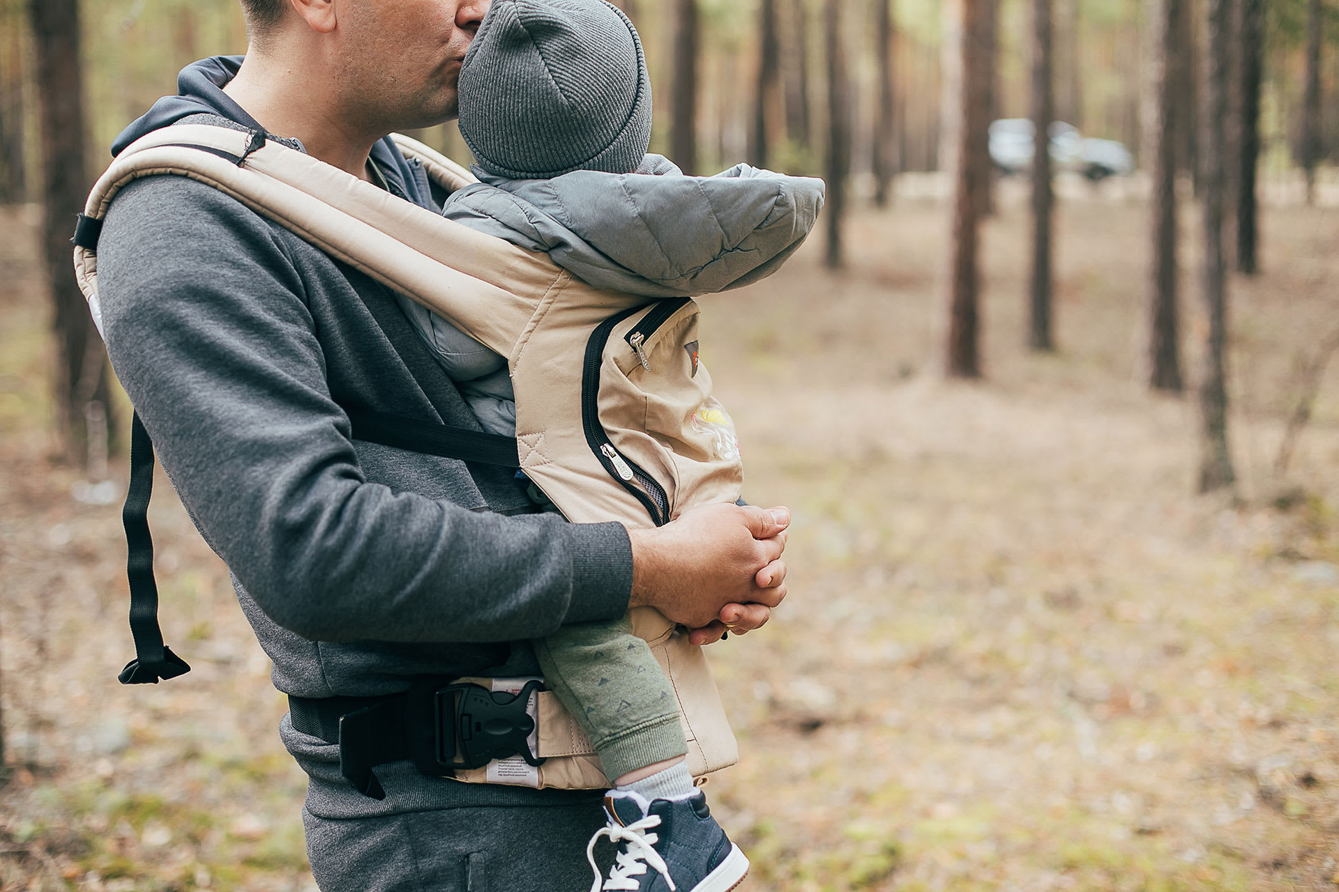 Baby im Herbst richtig anziehen | Baby liegt warm eingepackt im Kinderwagen