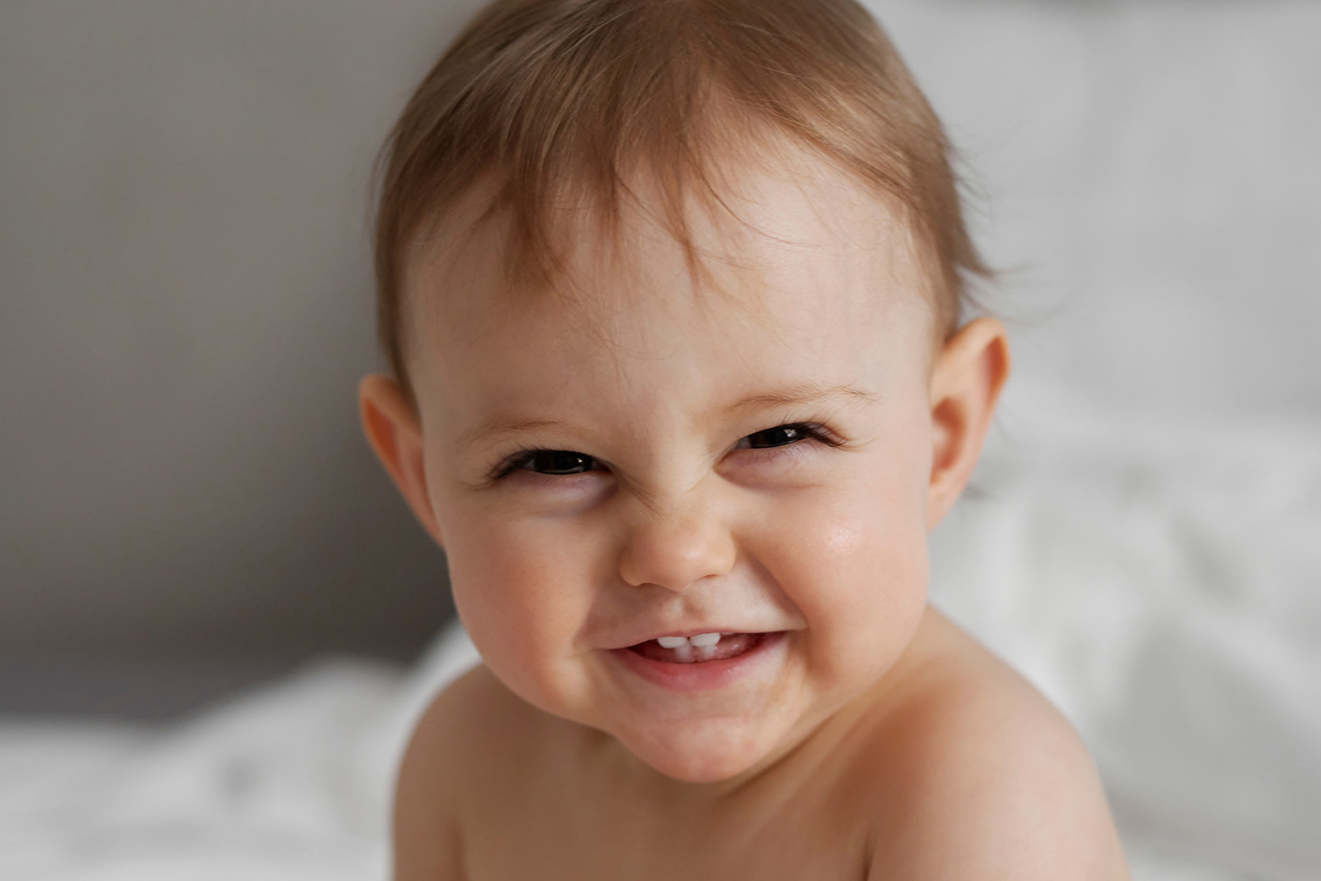 Baby zum Lachen bringen | Baby liegt bei Vater im Arm und lacht