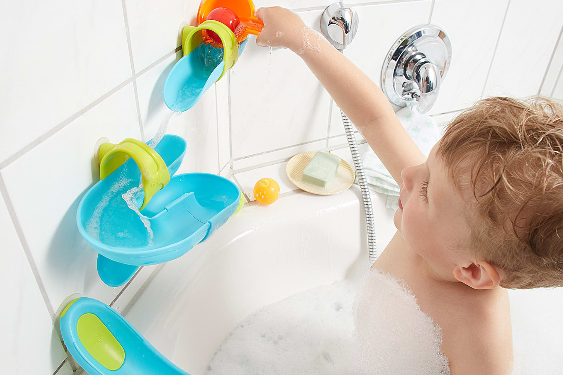 Spiele mit Wasser in der Badewanne für Kinder » HABA