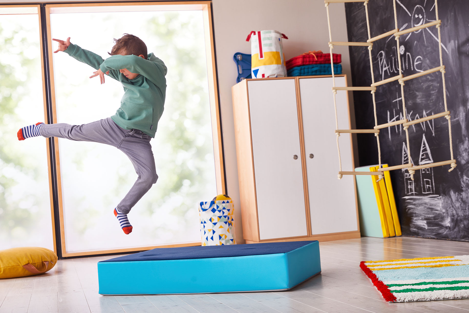Spielen mit Kindern | Kind springt in die Luft