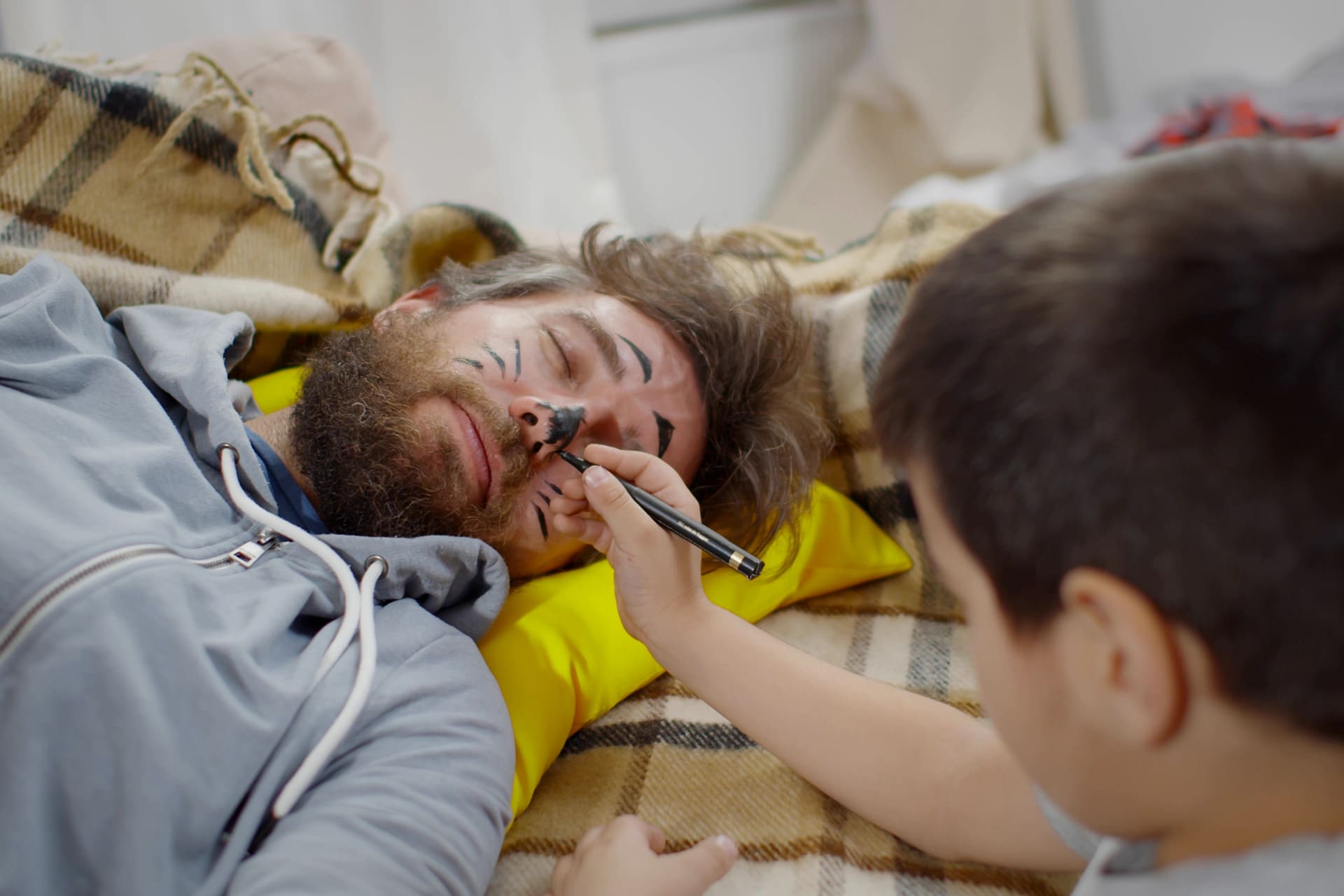Faschings schminken | Image | Junge schminkt Papa im Gesicht, als Löwe