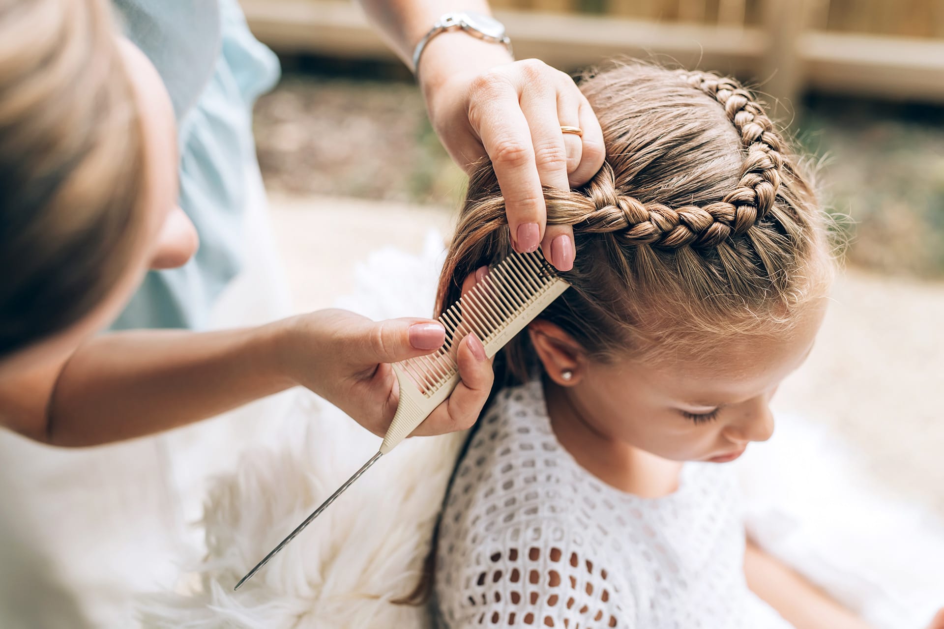 Flechtfrisuren | Mutter flechtet ihrer Tochter einen Zopf