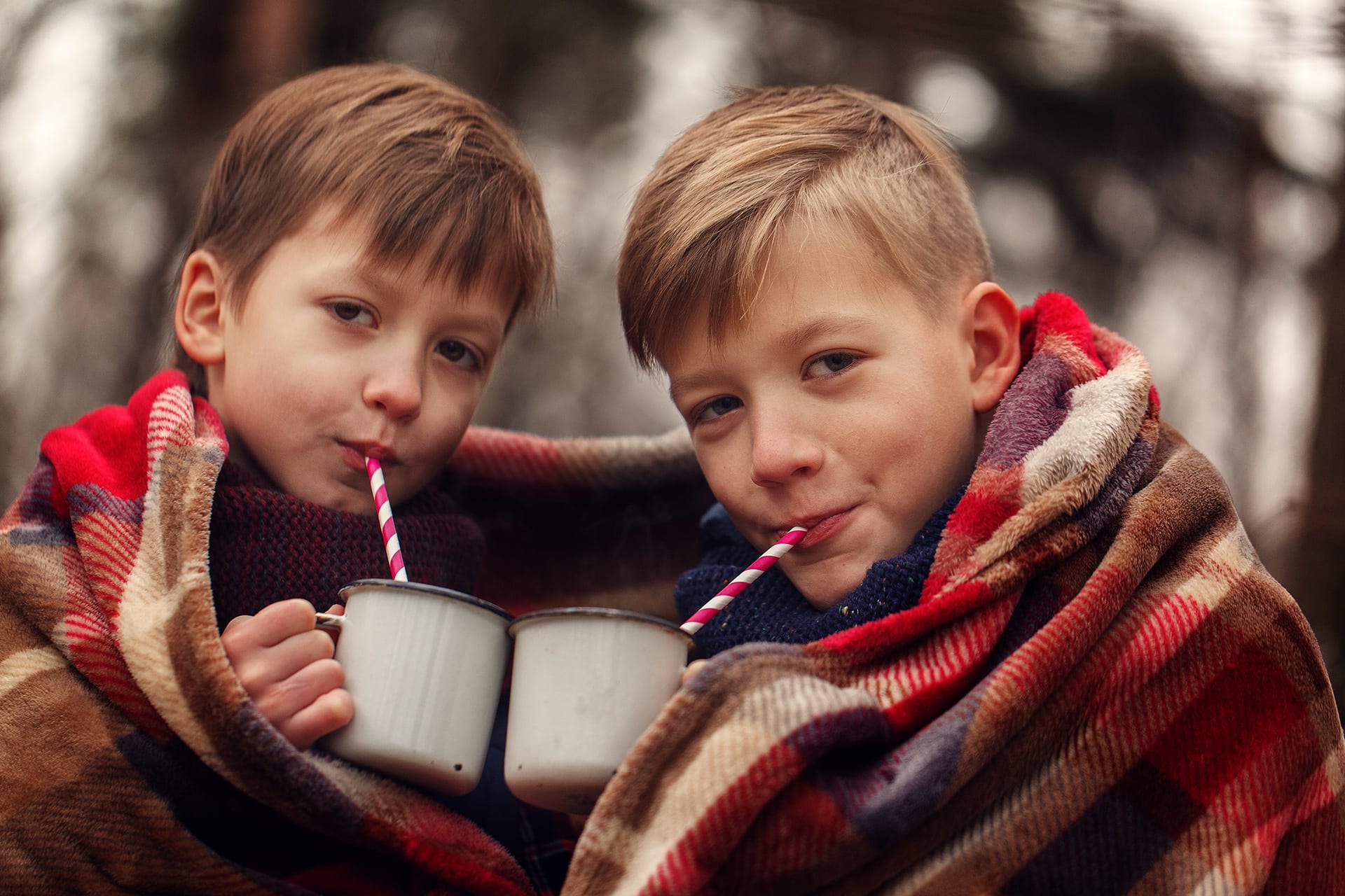 Geburtstagstipps April | Zwei Jungs trinken aus Tasse mit Strohhalm