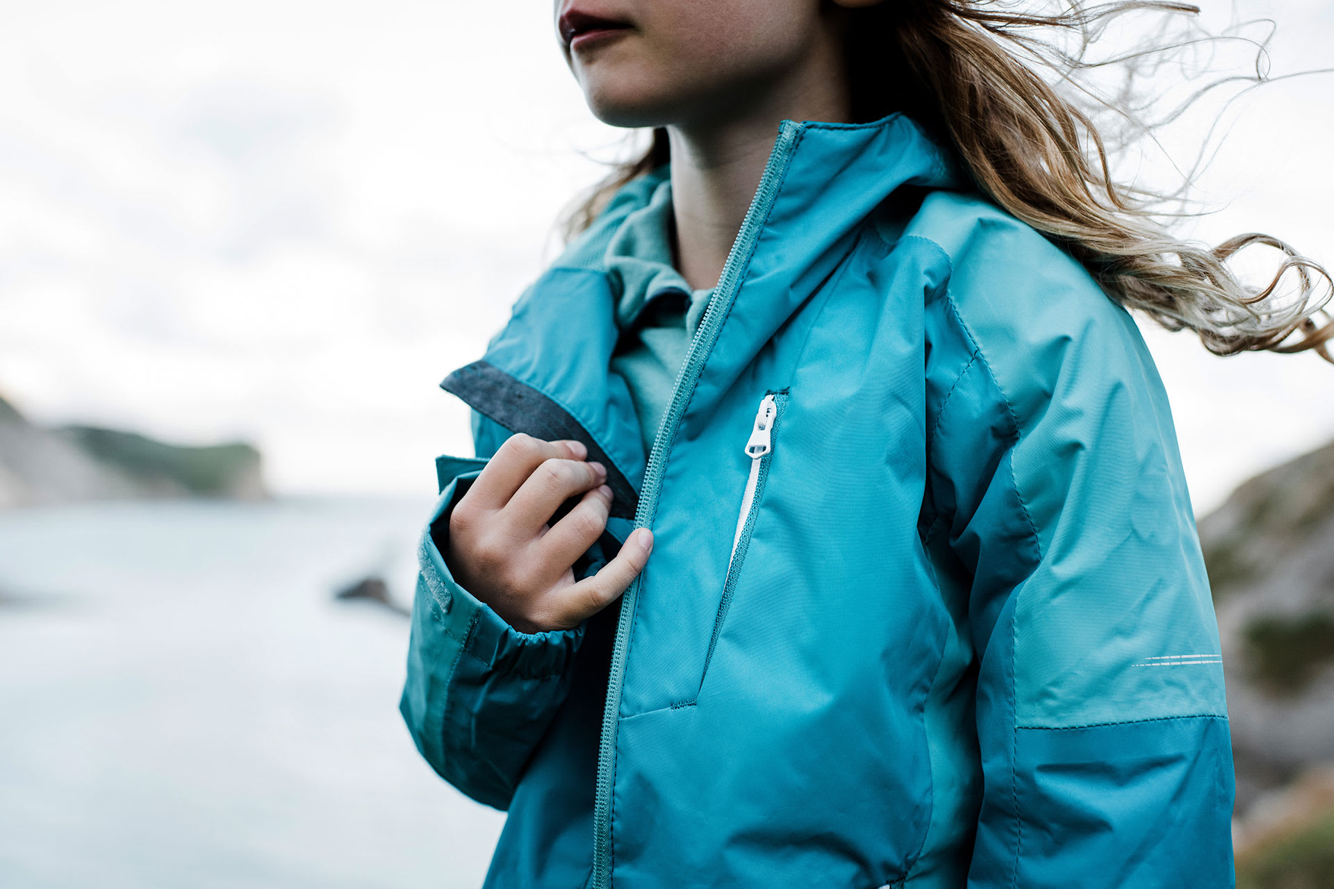 Kinder im Herbst richtig anziehen | Kind mit blauer Jacke