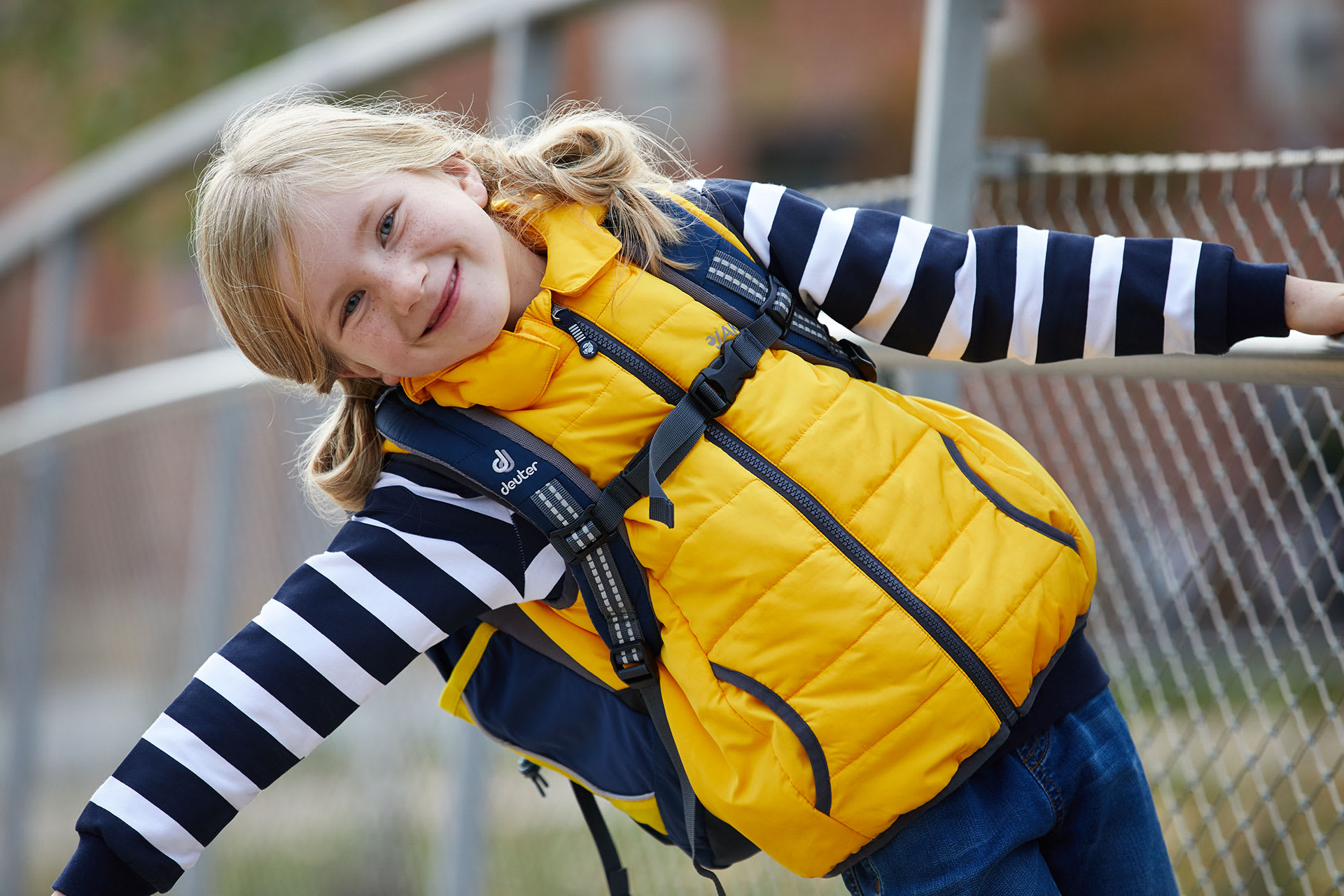 Kinder im Herbst richtig anziehen | Kind mit gelber Weste