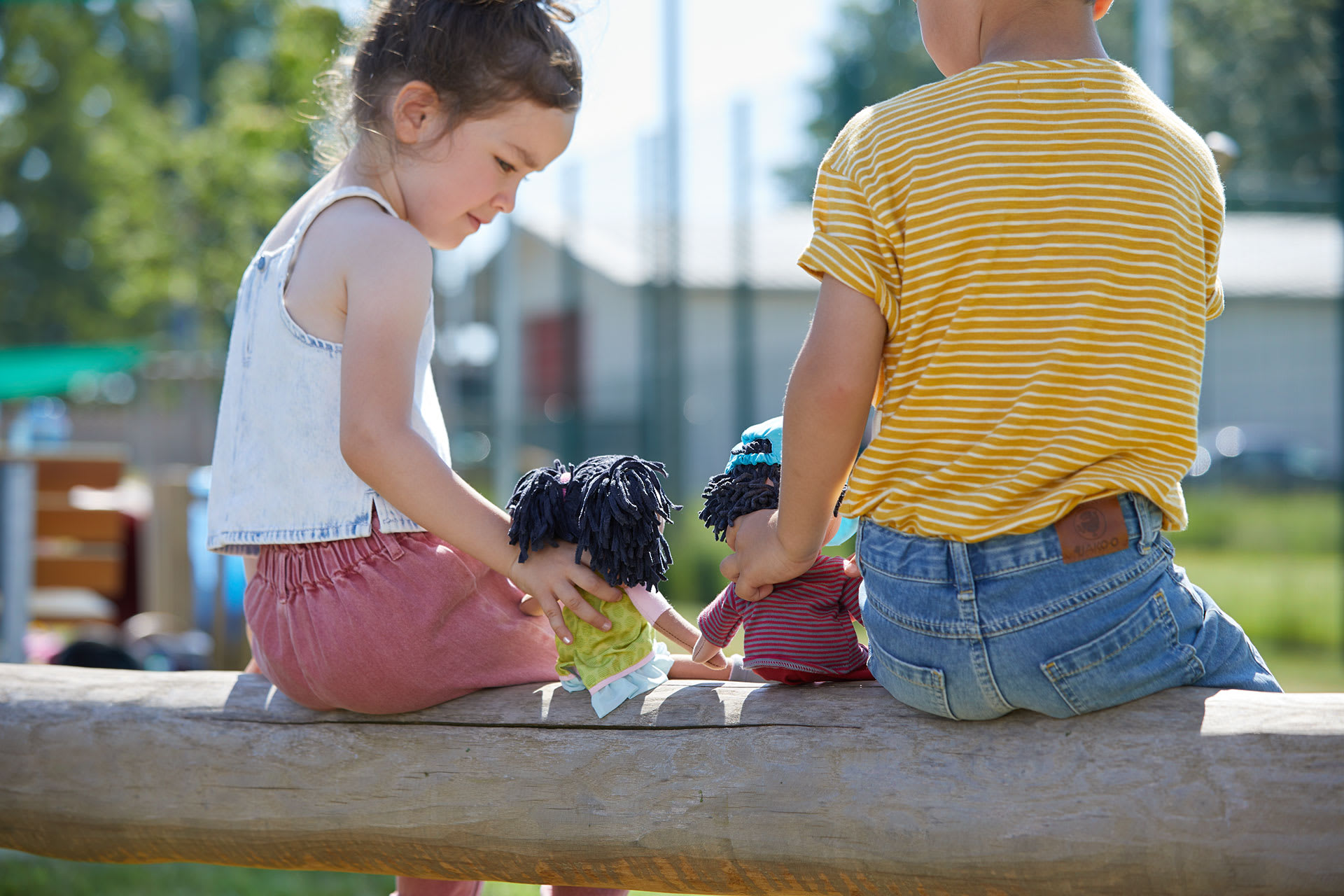 Auf Kinder eingehen | Junge und Mädchen laufen lachend durch Herbstwald