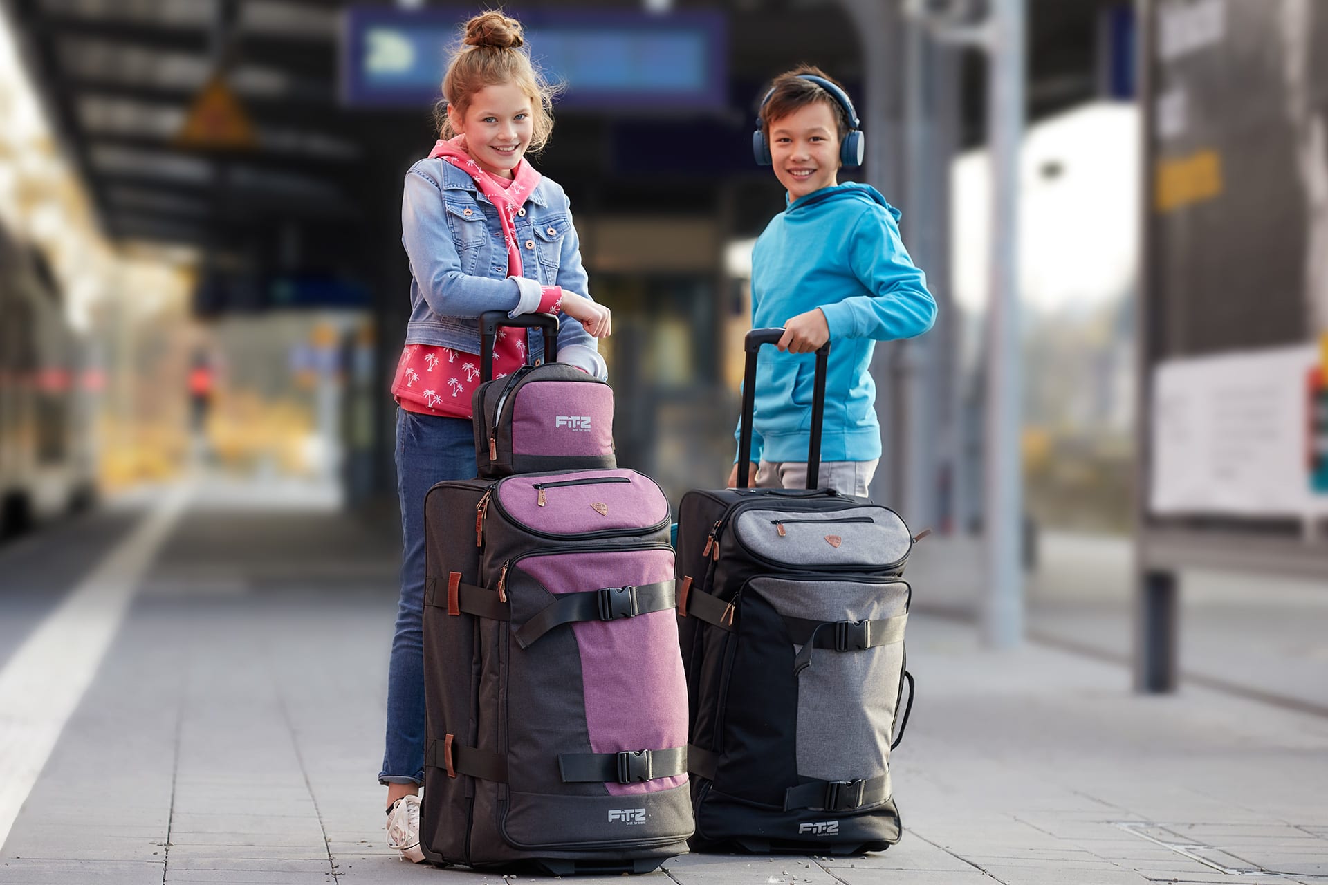 Packliste für die Klassenfahrt | Kinder mit Trolleys am Bahnsteig | haba-klassenfahrt-04