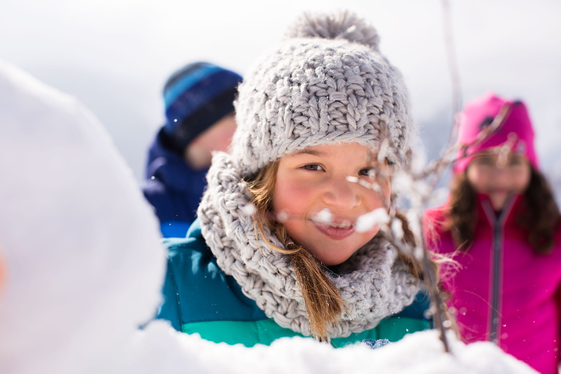 Geburtstagstipps Januar | Kinder in Winterkleidung werfen mit Schnee