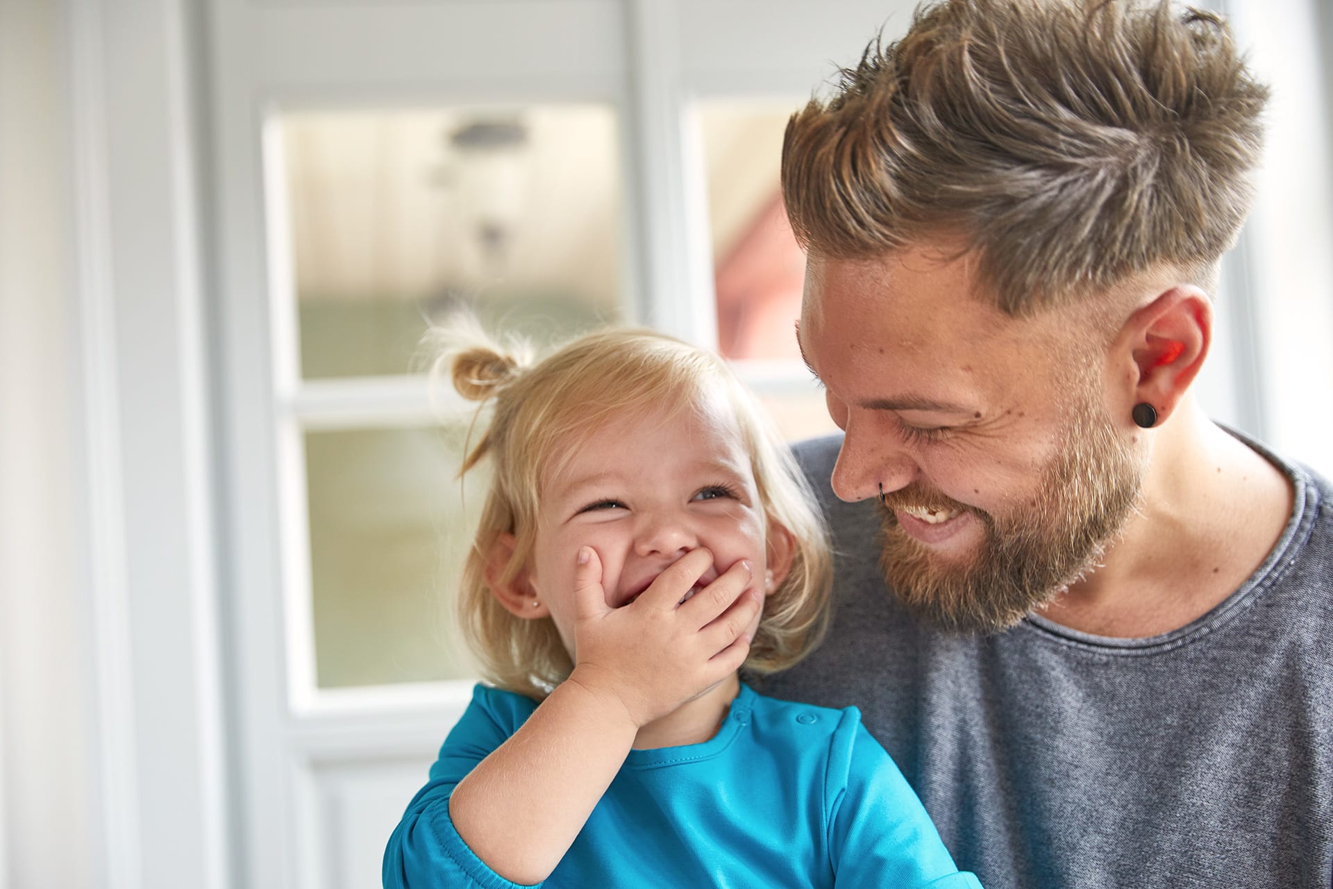 Schimpfwörter abgewöhnen | Vater und Tochter lachen
