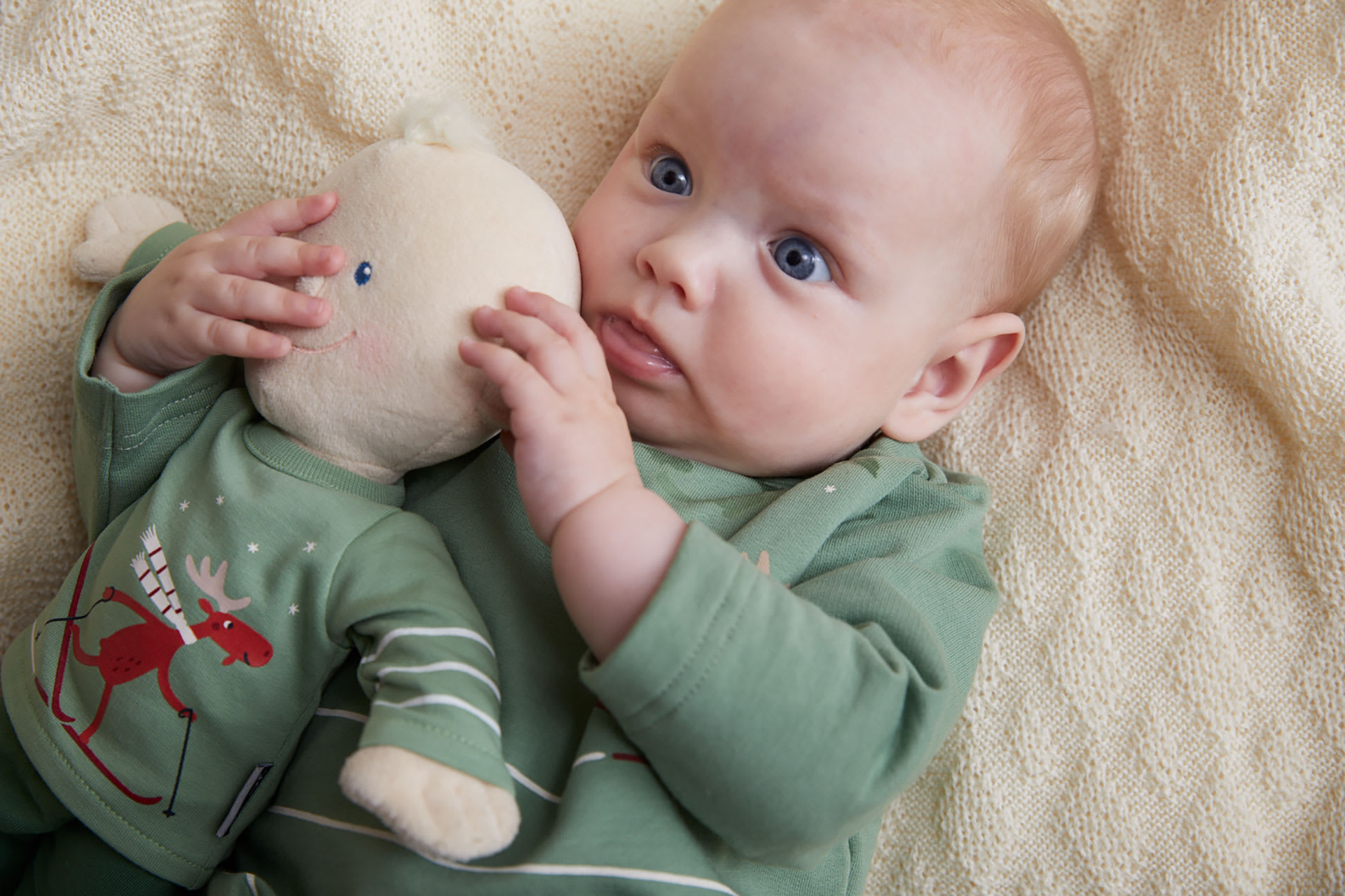 Sinneswahrnehmung bei Kindern | Baby mit Krümel im Arm