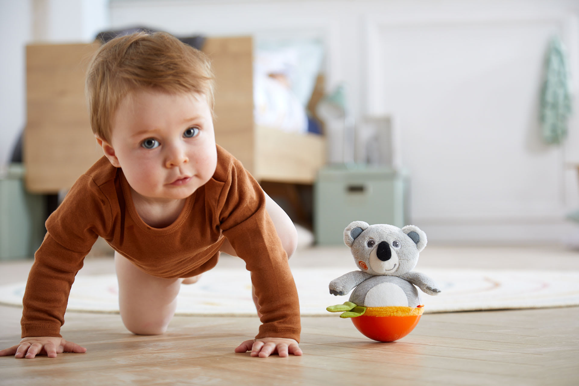 Sinneswahrnehmung bei Kindern | Kind versucht sein Gleichgewicht zu halten