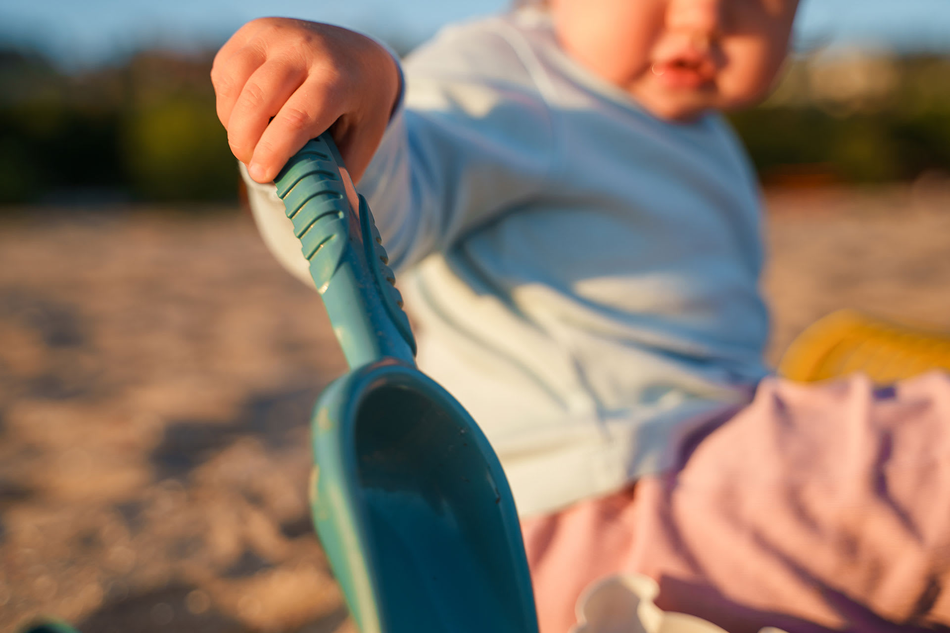 Spiele am Strand | Baby mit Schaufel