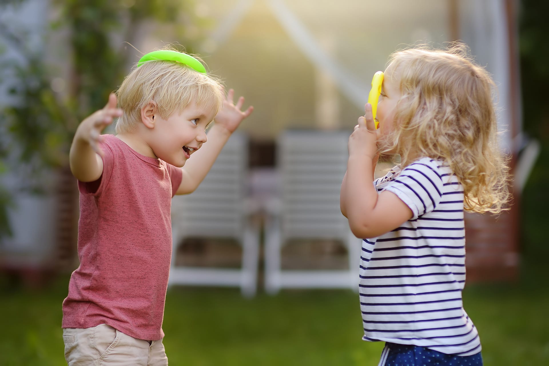 Garten-Spiele | Kinder mit Plastikringen