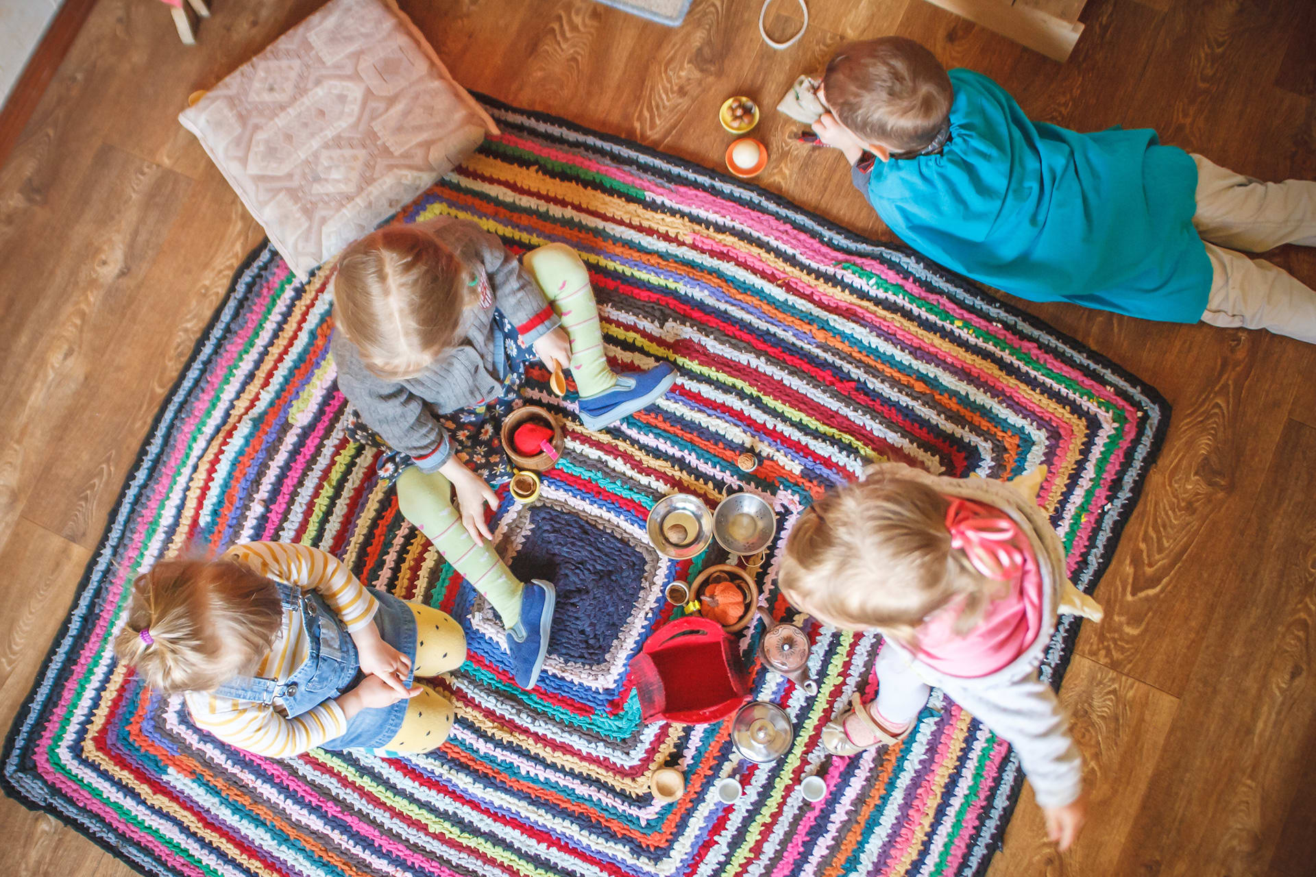 Waldorfpädagogik |  Kinder auf Teppich