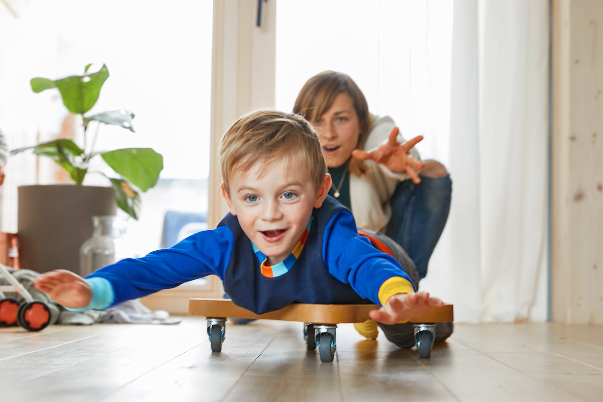 Bewegungsspiele Kinder | Kinder auf Rollbrett