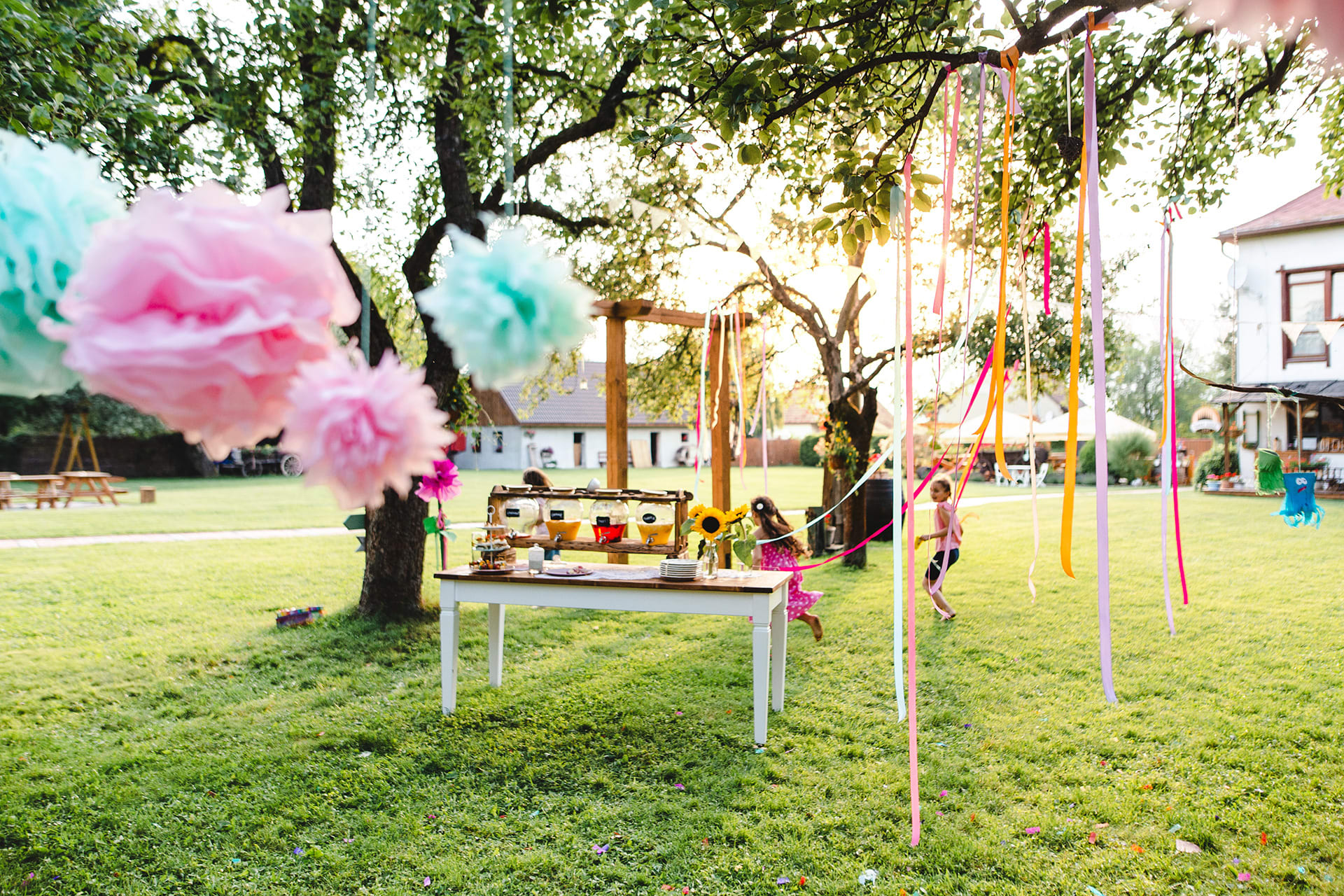 Garten Party planen | Bild | Bunt geschmückter Garten