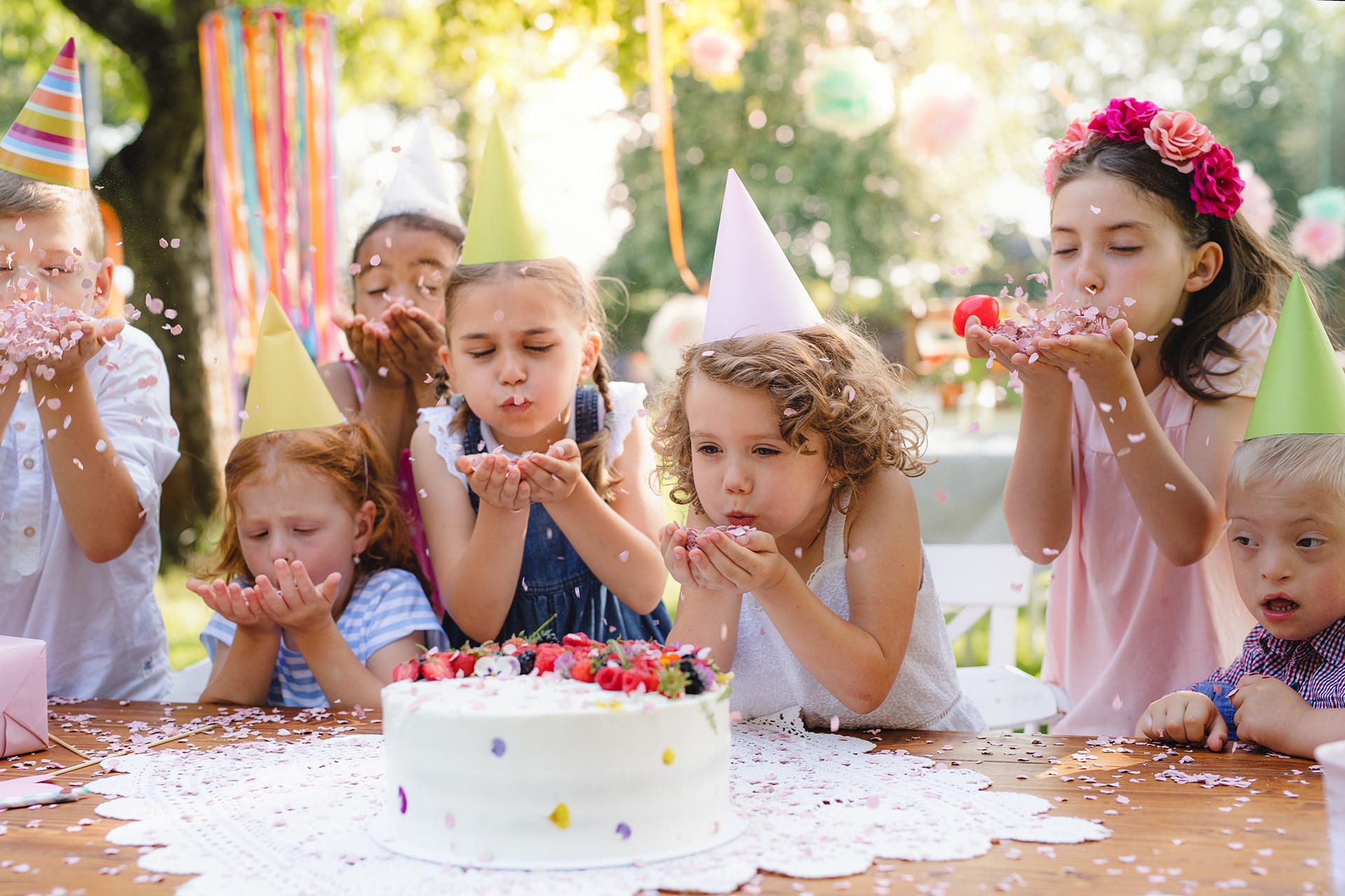 Garten Party planen | Mädchen pusten Kerzen aus